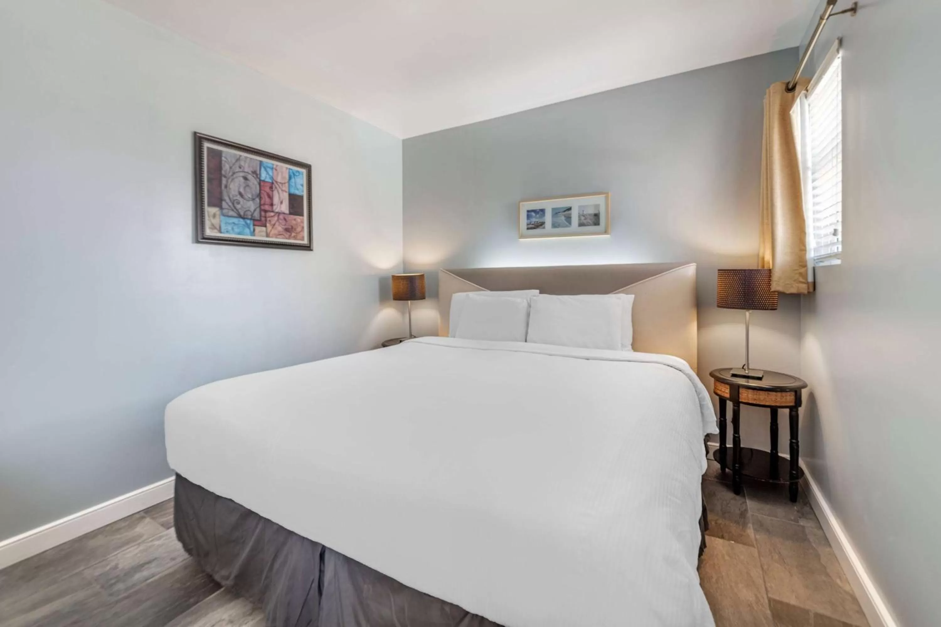 King Room - Non-Smoking in La Flora by LuxUrban