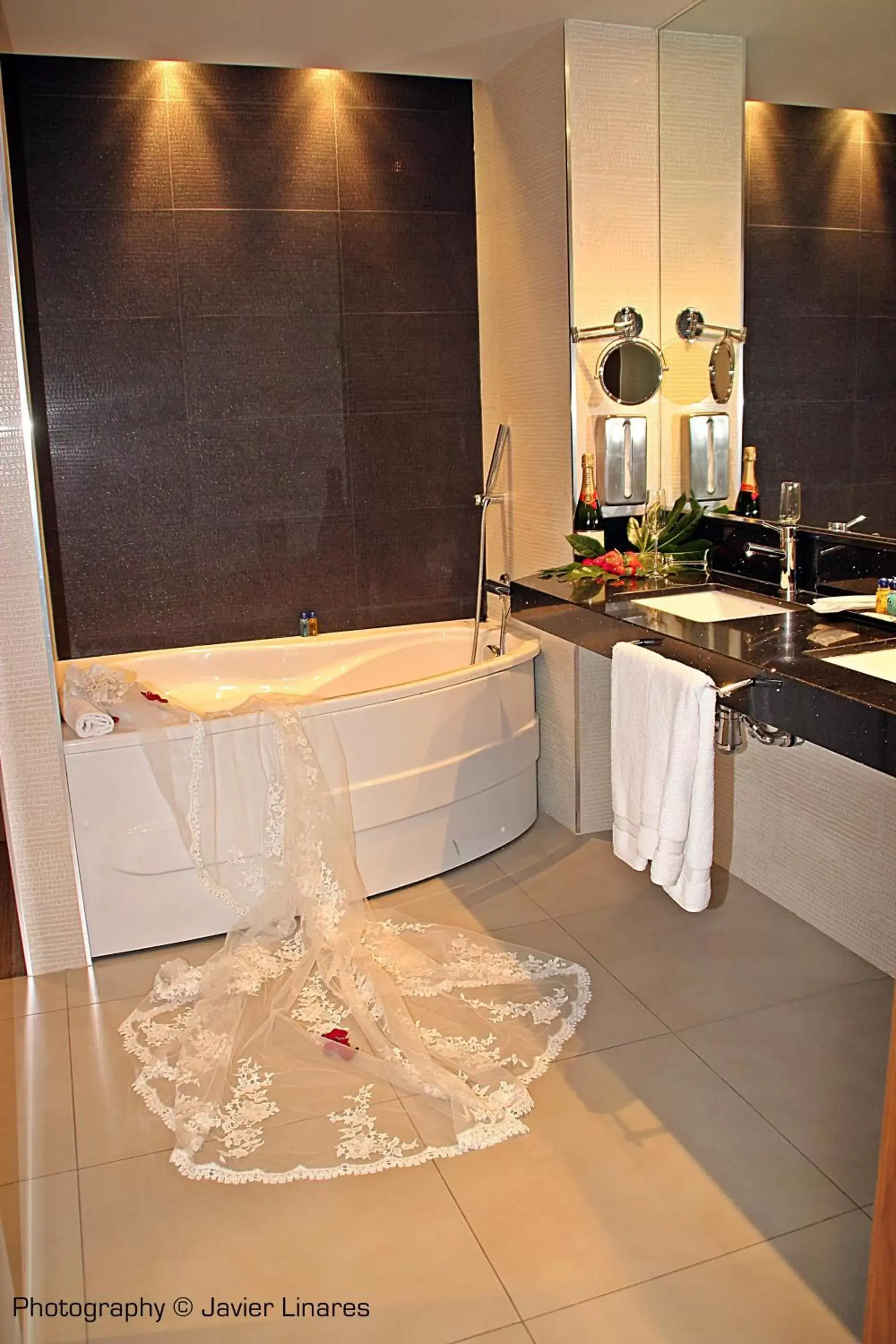 Bathroom, Restaurant/Places to Eat in Hotel Ciudad De Ponferrada