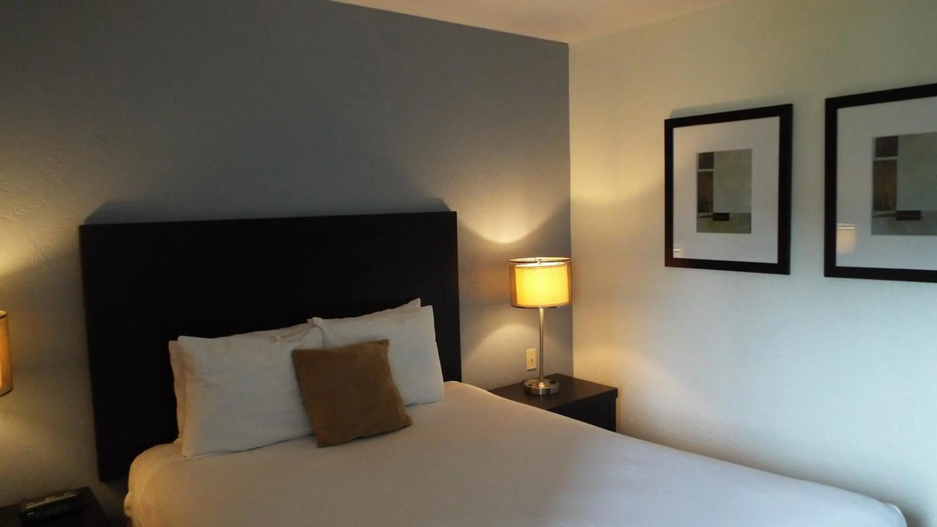 Bed in Auberge Shores Inn & Hotel