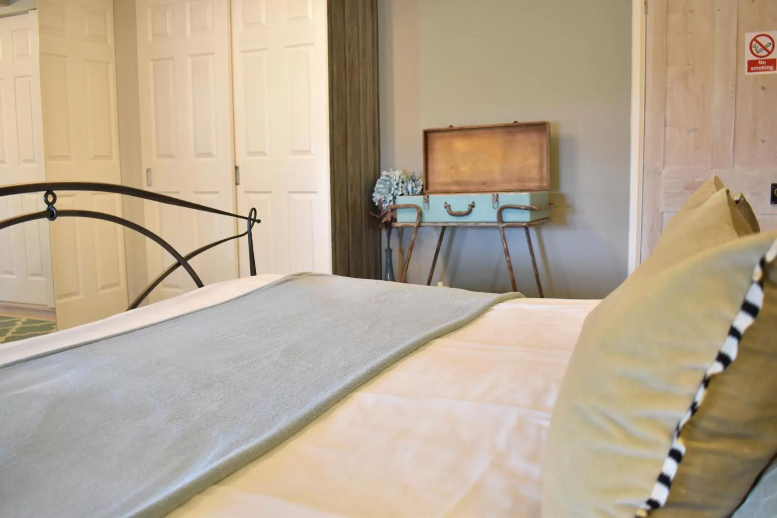 Bedroom, Bed in Davenford Stow Gardens