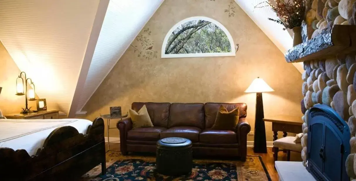 Photo of the whole room, Seating Area in Harvey House Bed & Breakfast