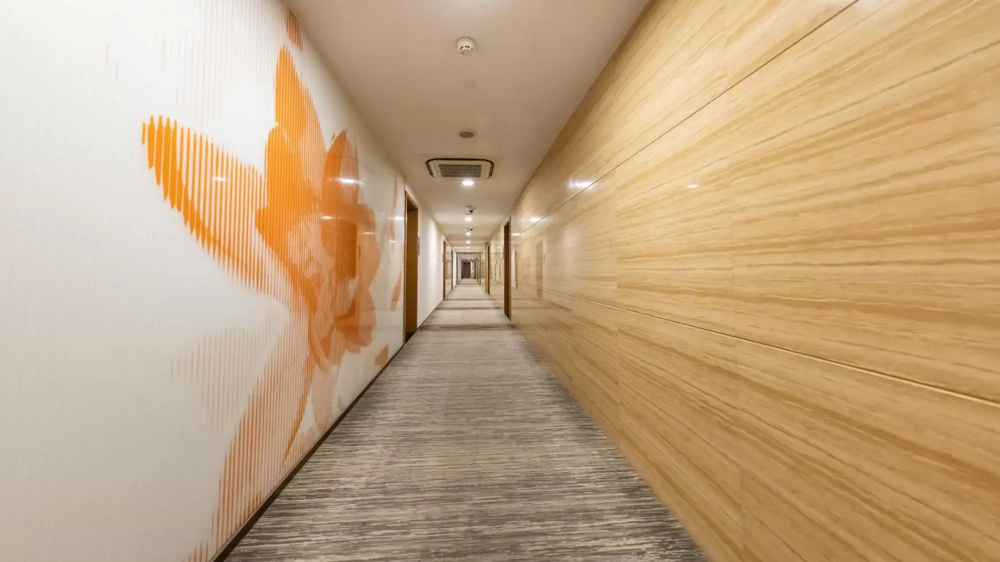 Property building in Starr Hotel Shanghai (Shanghai Railway Station) Property building in Starr Hotel Shanghai (Shanghai Railway Station)