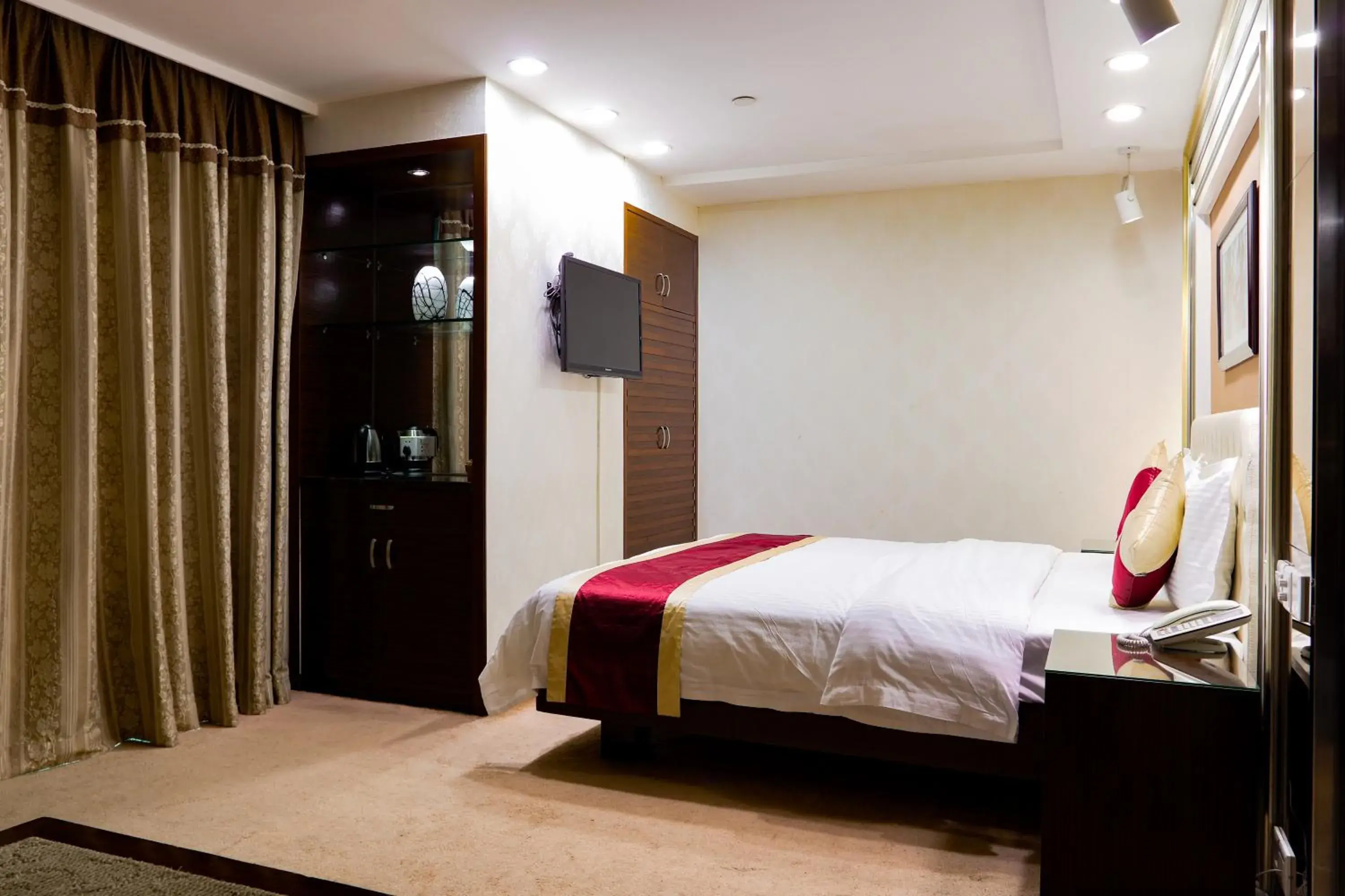 Photo of the whole room, Bed in New World Hotel