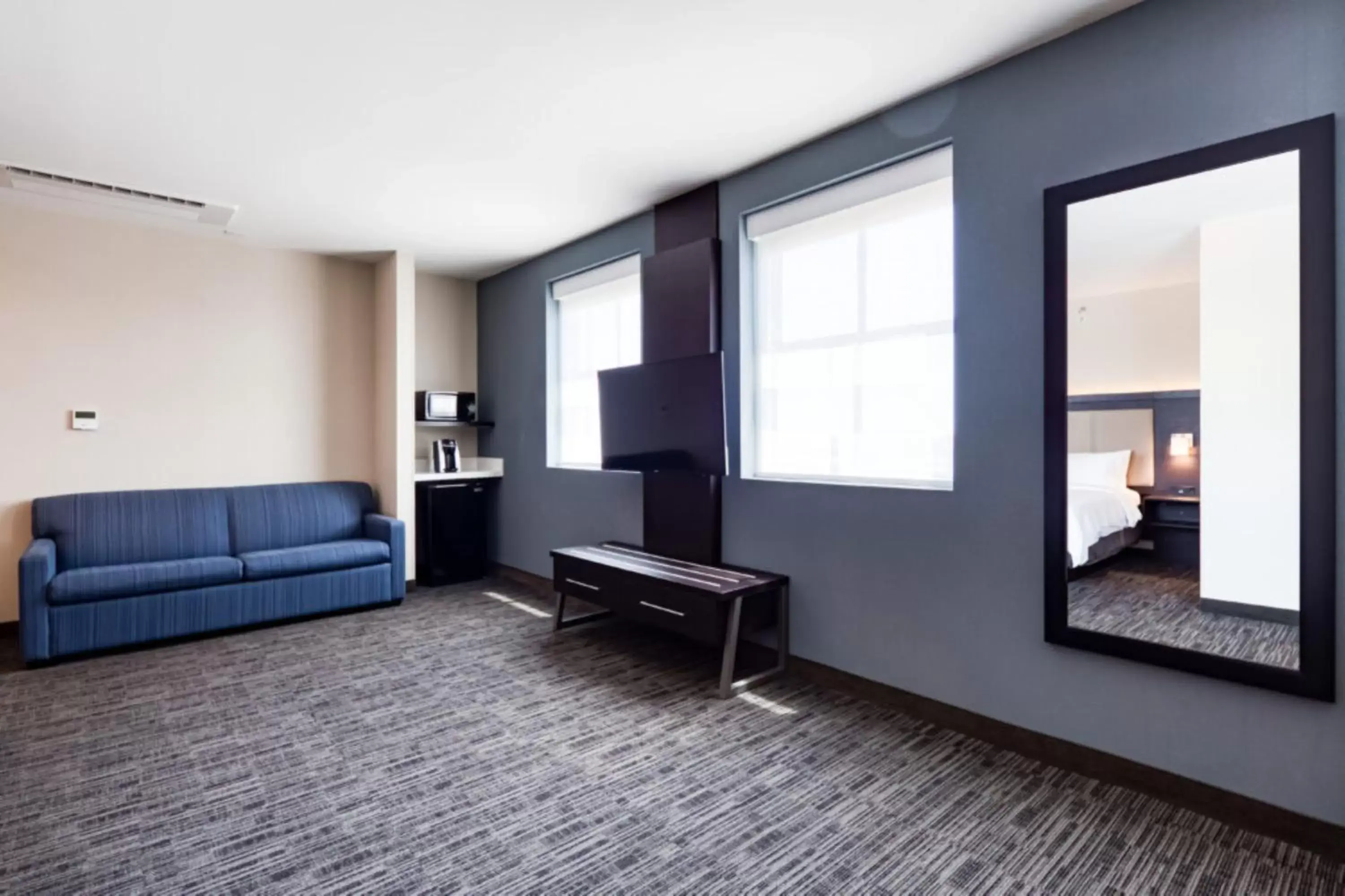 Bedroom, Seating Area in Holiday Inn Express - Kansas City Downtown, an IHG Hotel