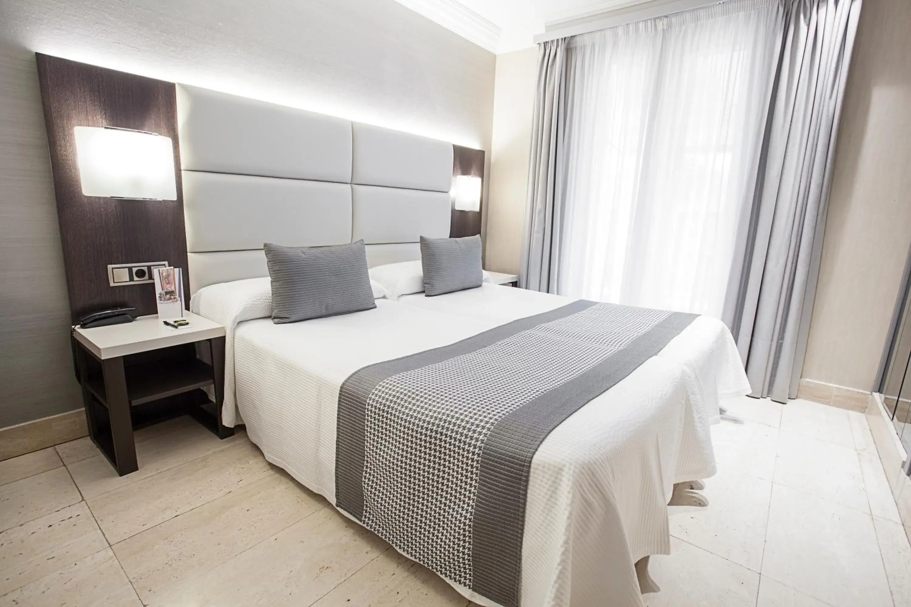 Photo of the whole room, Bed in Sercotel Europa