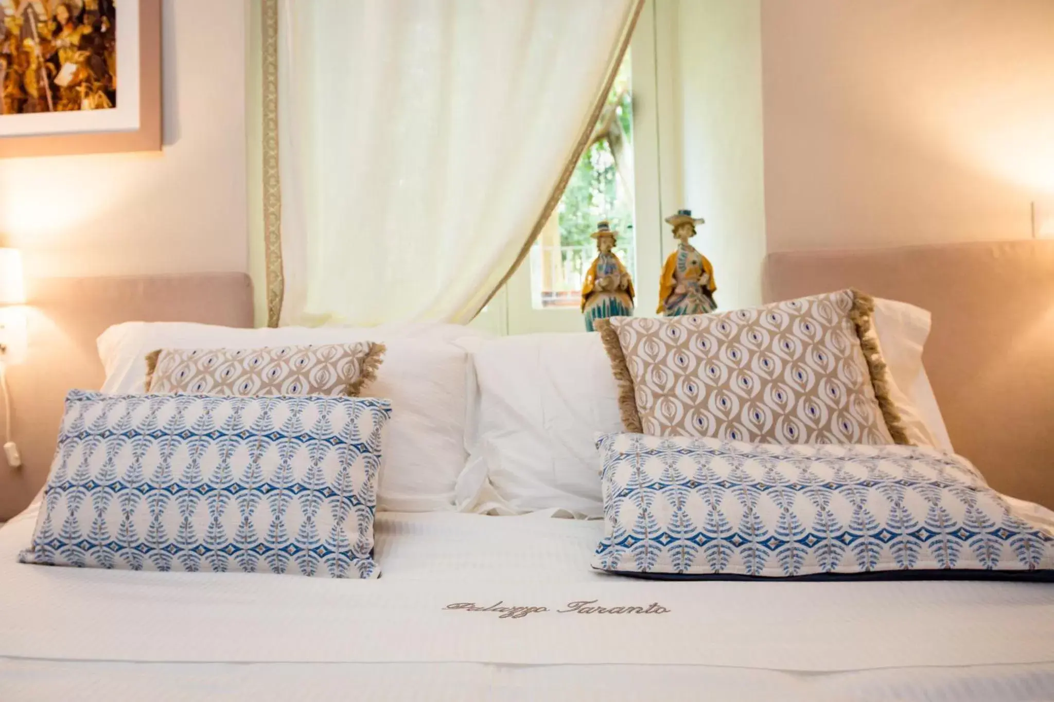 Staff, Bed in Palazzo Taranto Luxury Rooms