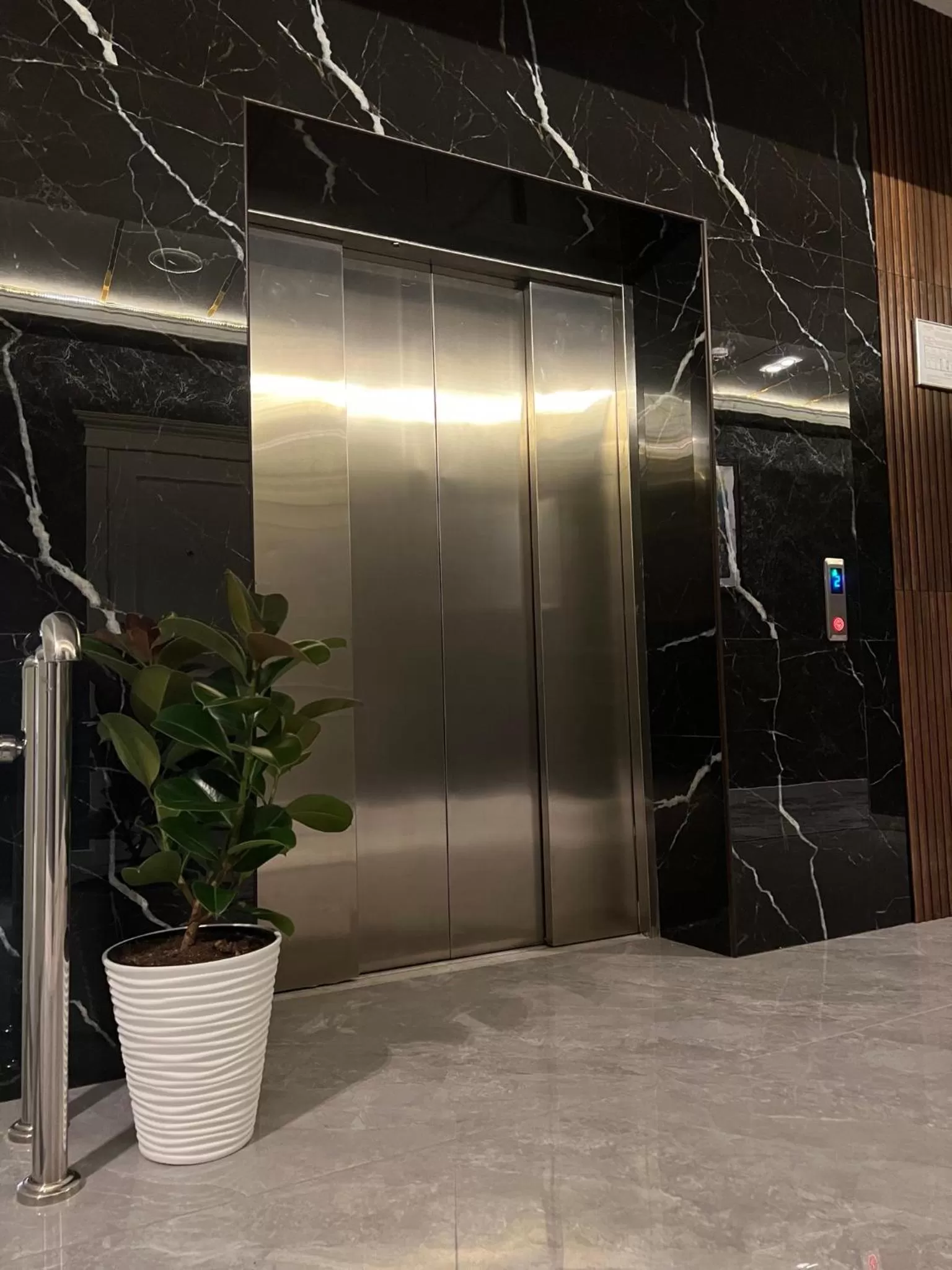 elevator in MaxWell Hotel & SPA