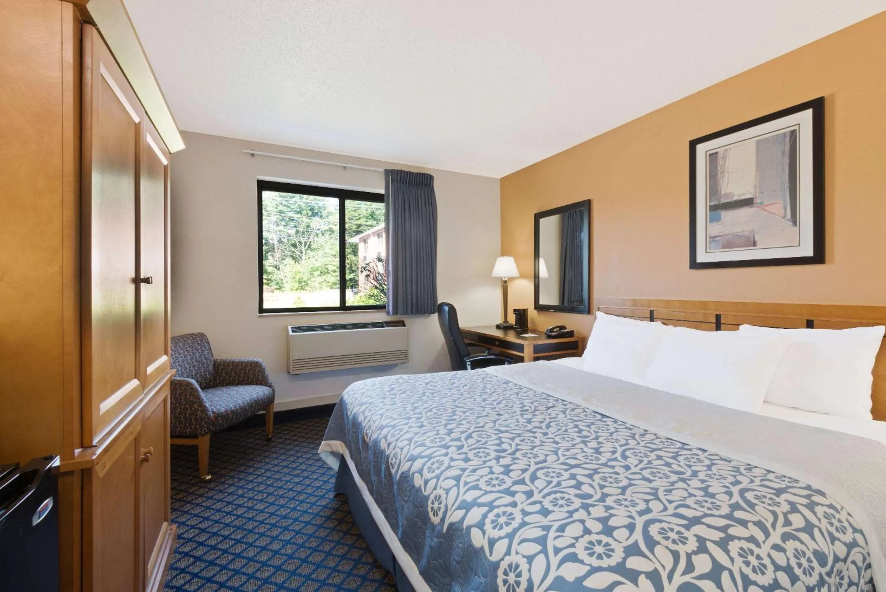 Photo of the whole room, Bed in Days Inn by Wyndham Brunswick Bath Area