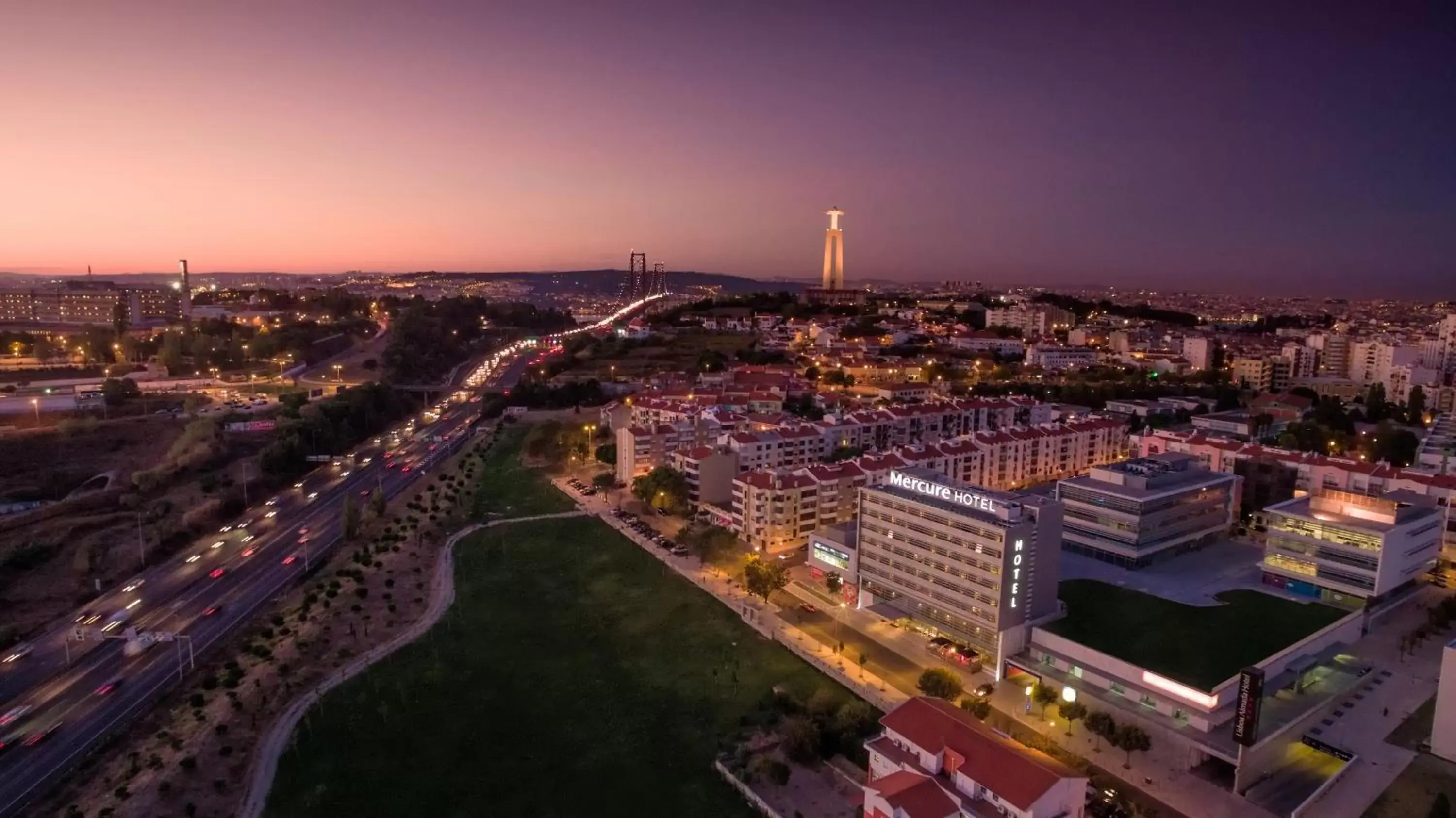 Night, Bird's-eye View in Mercure Lisboa Almada