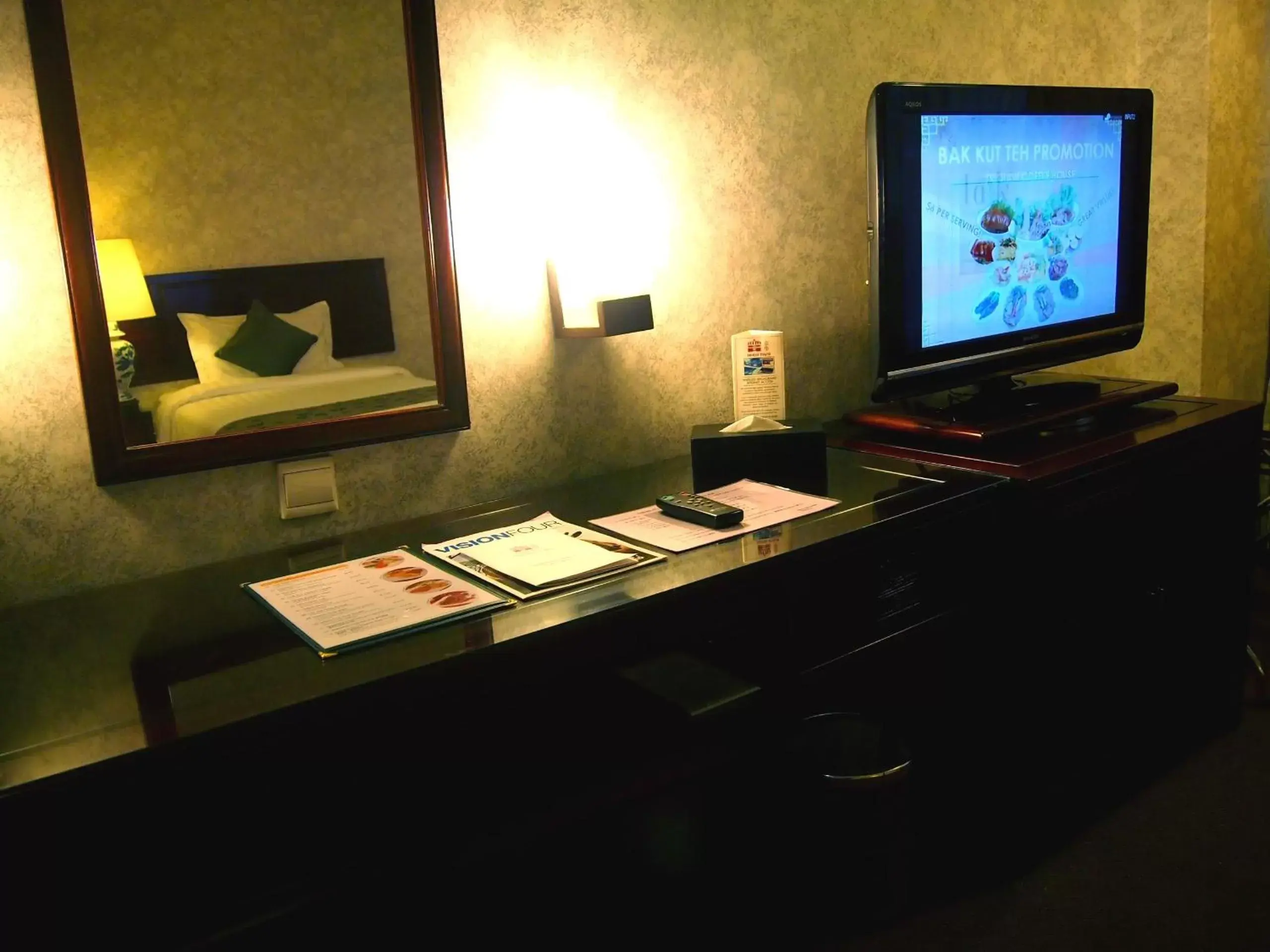 TV and multimedia, TV/Entertainment Center in Hotel Royal