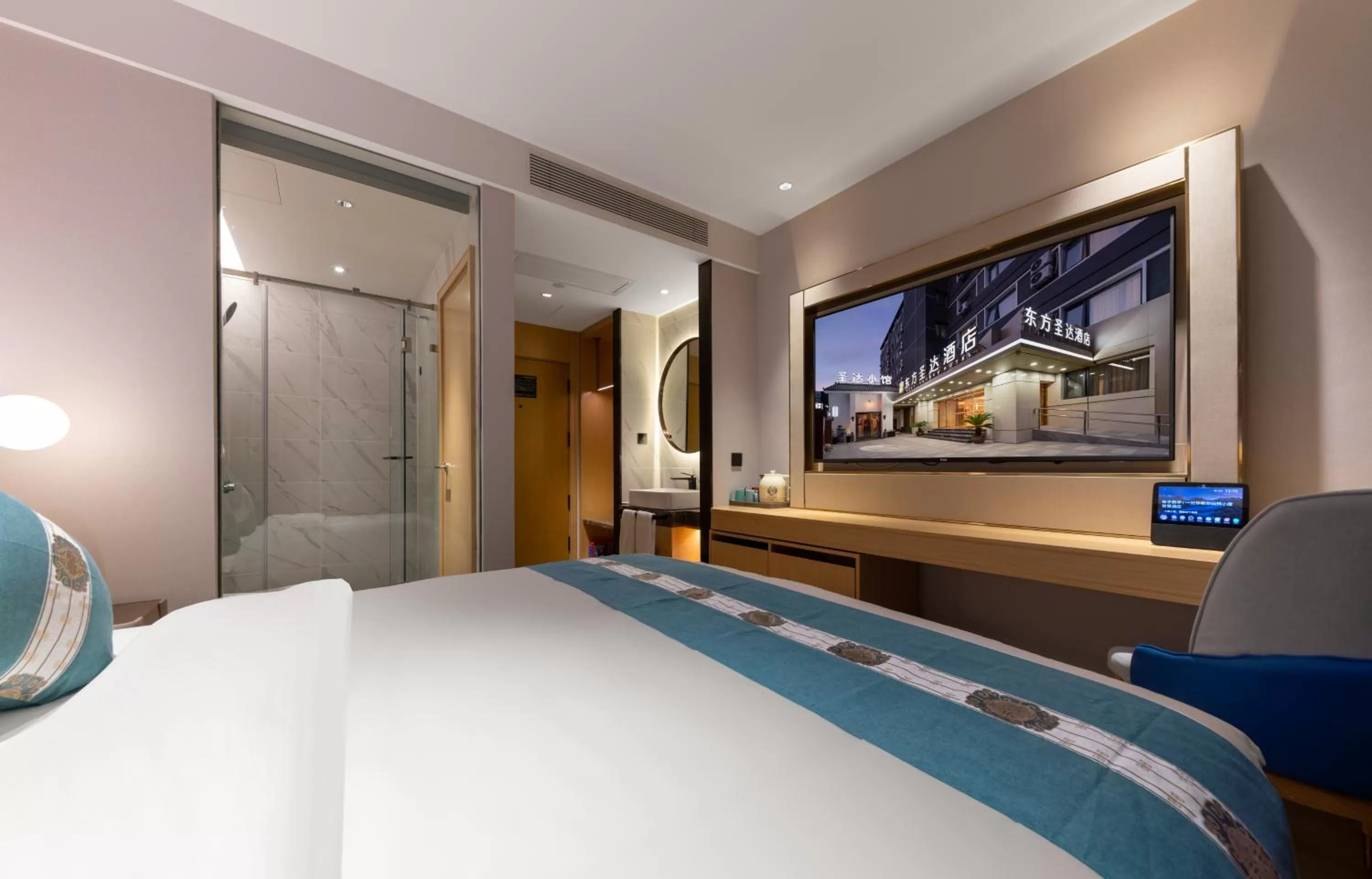 Bed in East Sacred Hotel--Beijing Tiananmen Square ,the Forbidden City,Wangfujing Street,Located in the city center