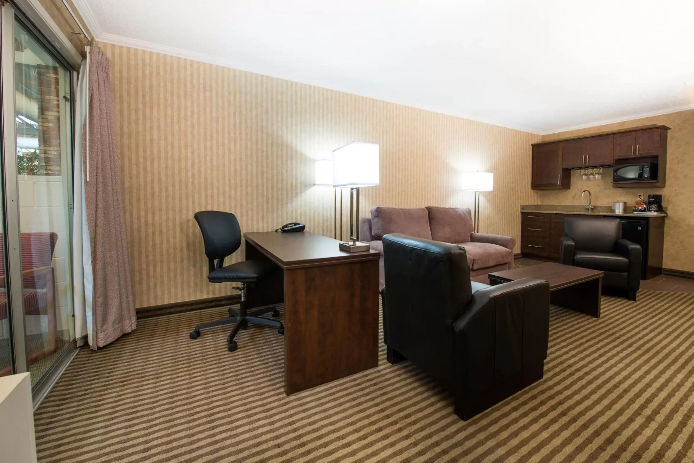 Living room, Seating Area in Victoria Inn Hotel & Convention Centre Brandon