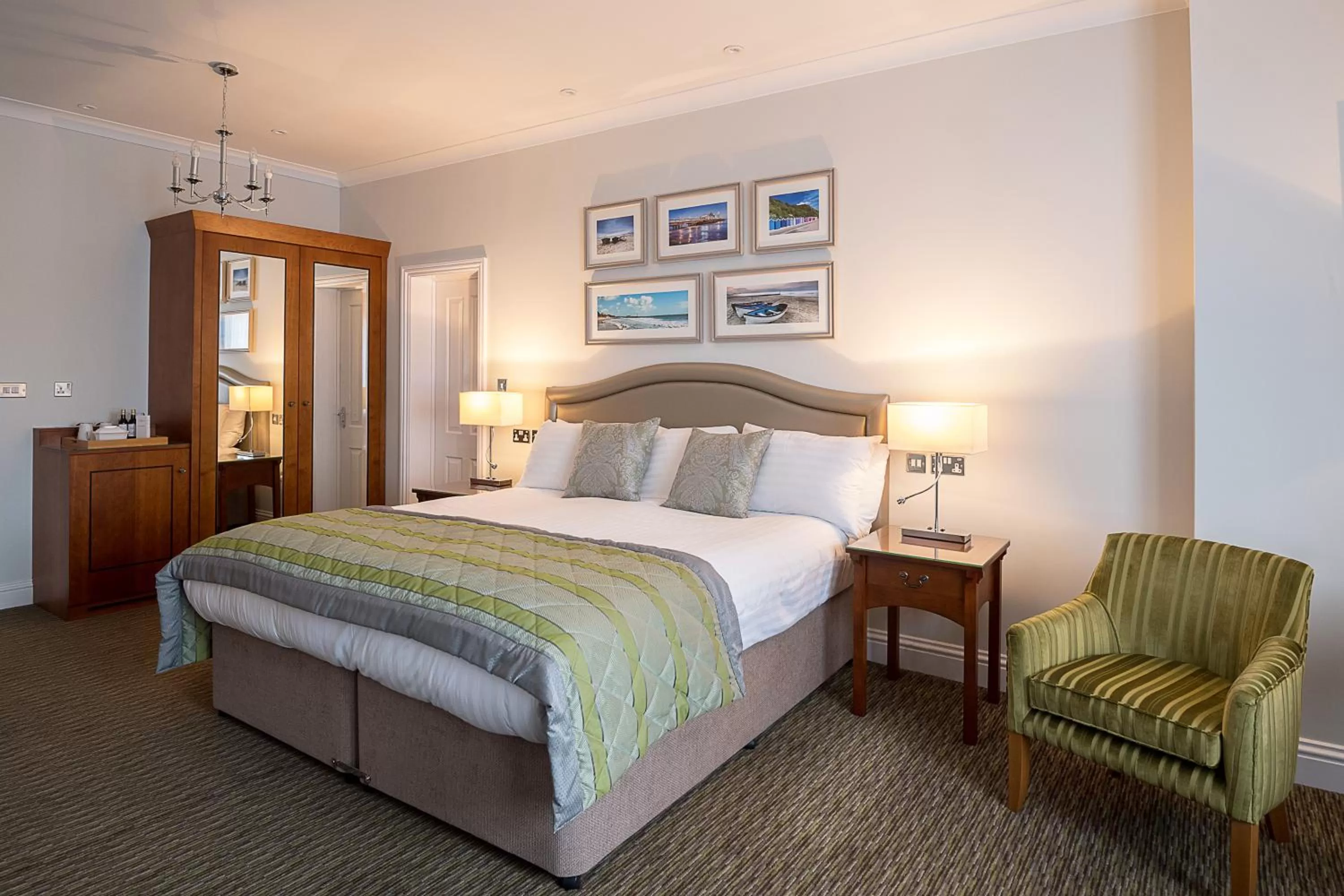 Property building, Bed in Norfolk Royale Hotel