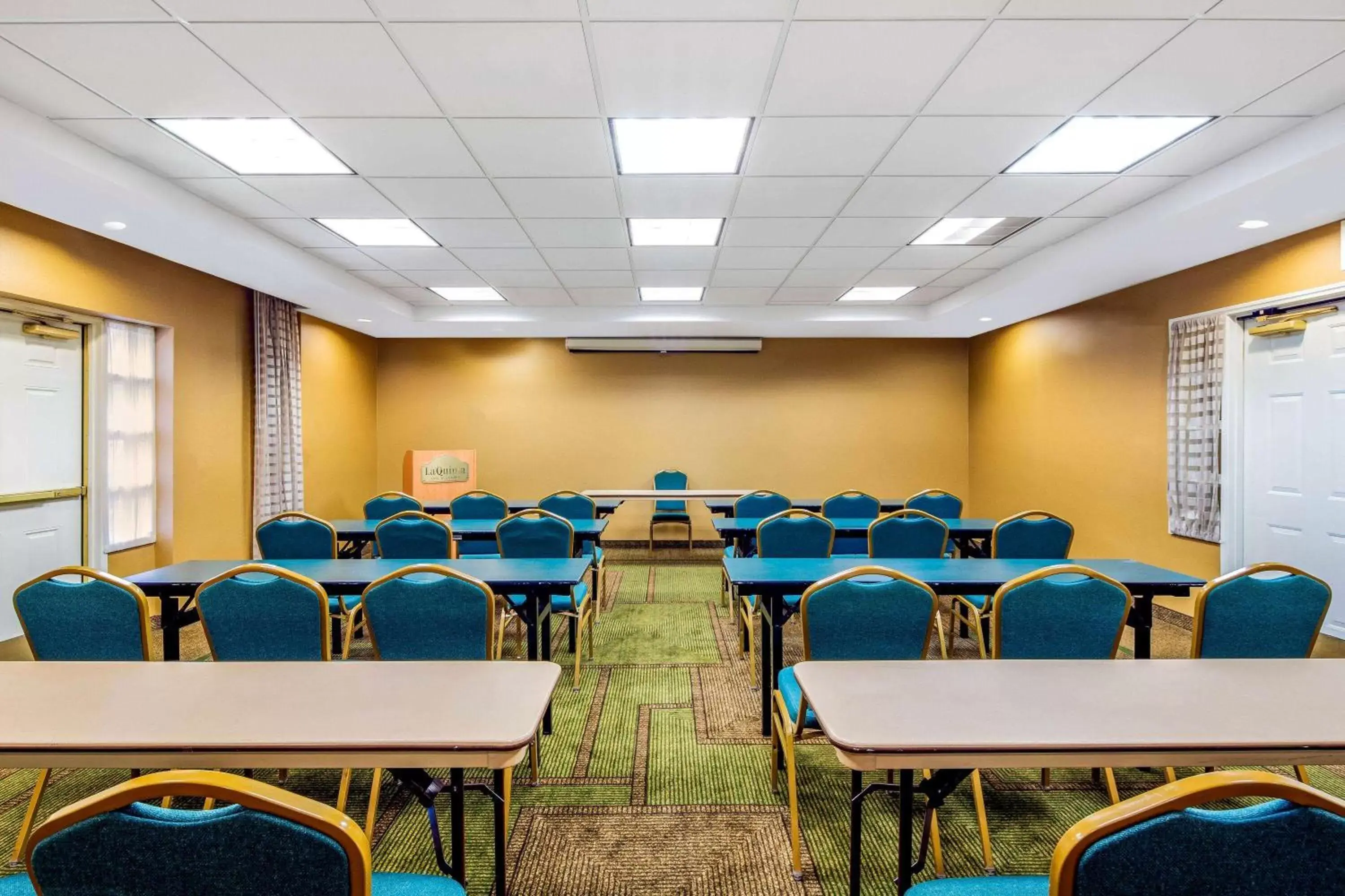 Meeting/conference room in La Quinta by Wyndham Fremont / Silicon Valley