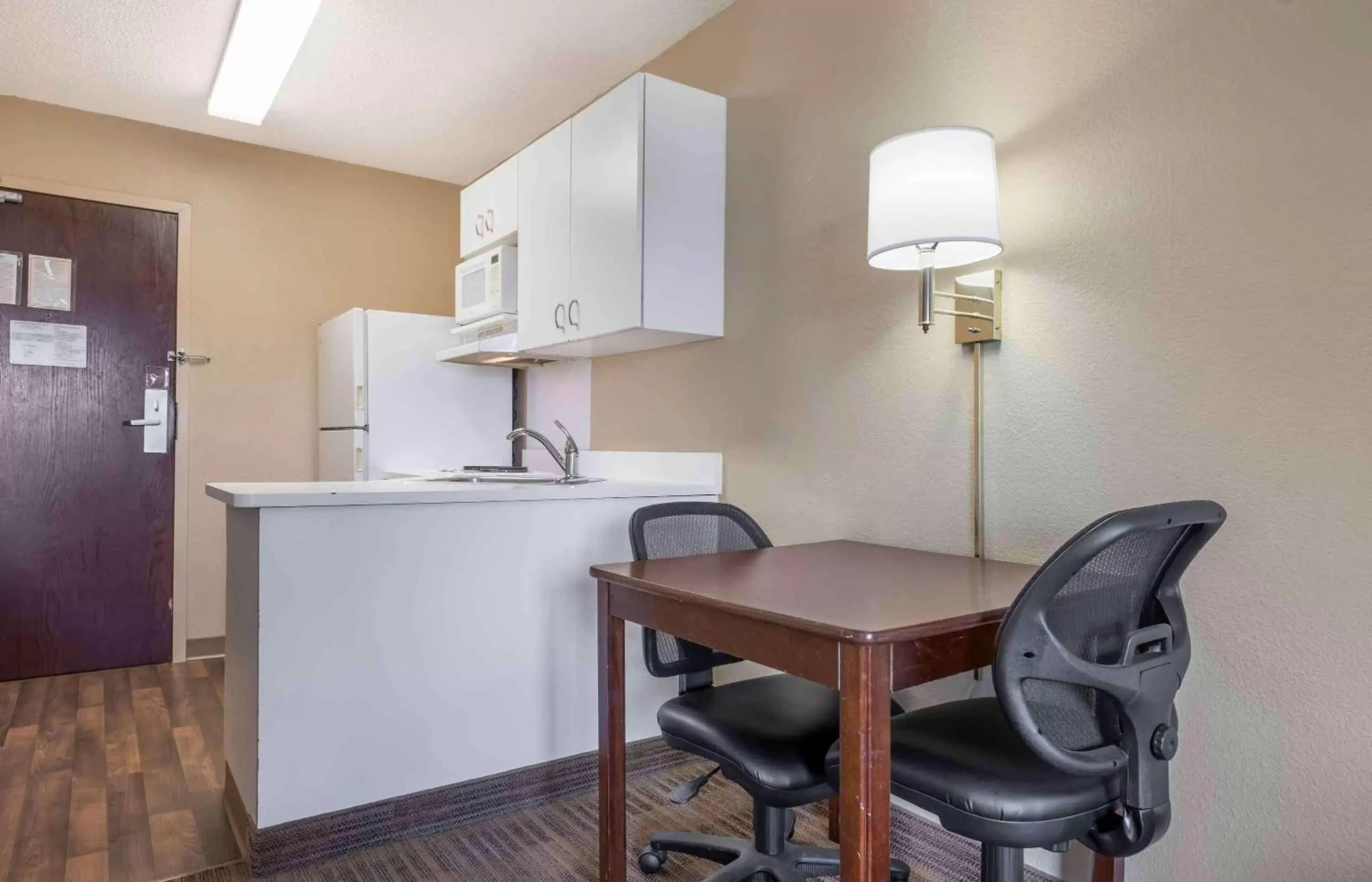 Bedroom, Kitchen/Kitchenette in Extended Stay America Suites - Chicago - Romeoville - Bollingbrook