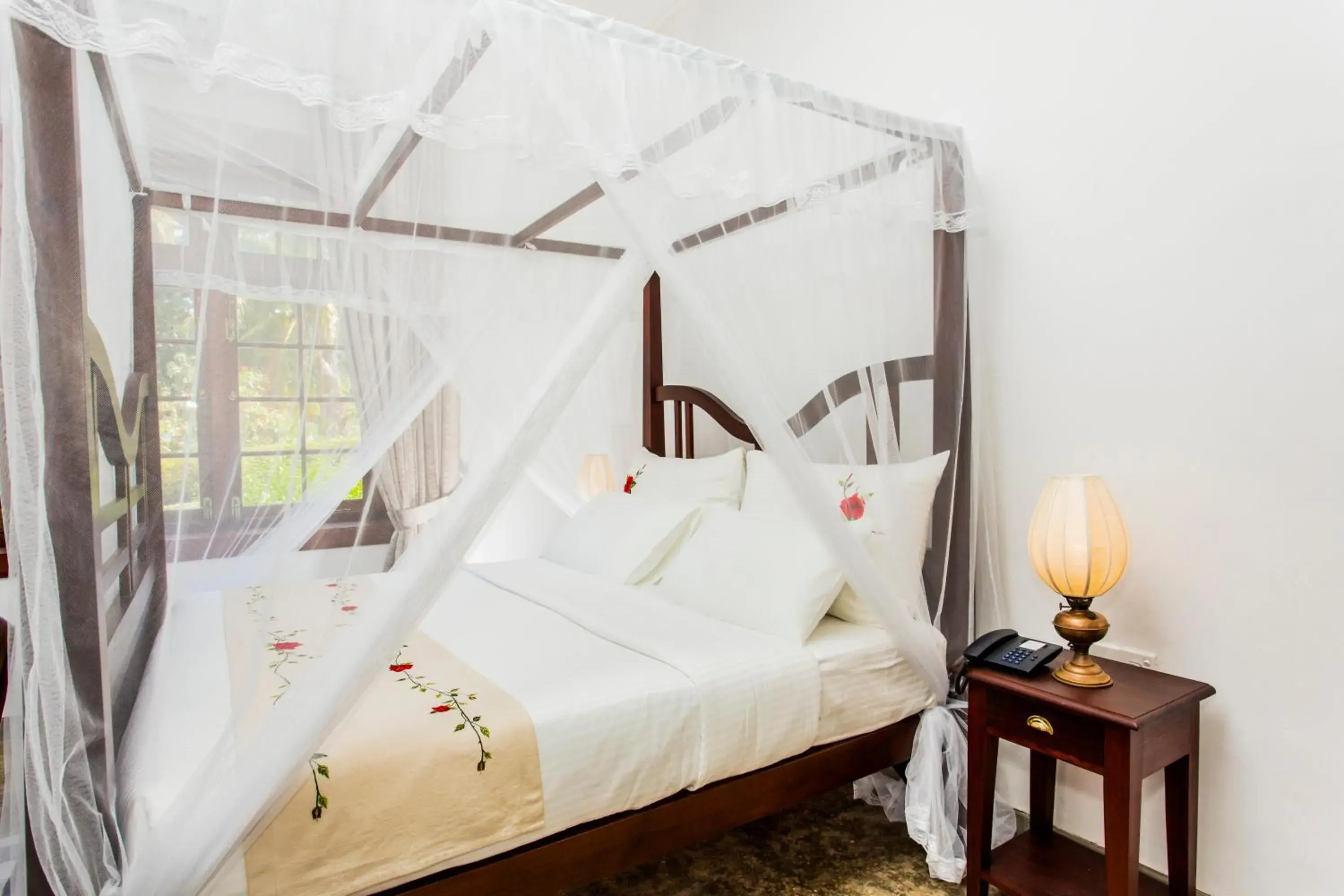 Bed in Mountbatten Bungalow