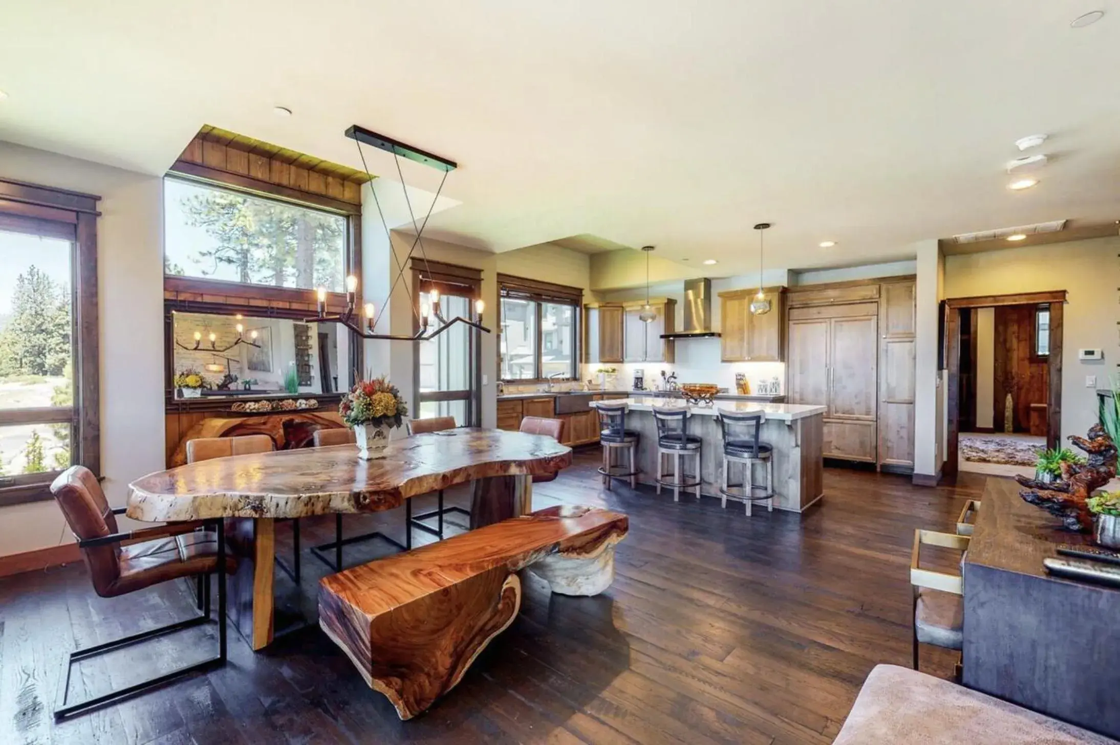 Dining area in Gondola Vista Luxury Villas by Ski Heavenly & Beaches