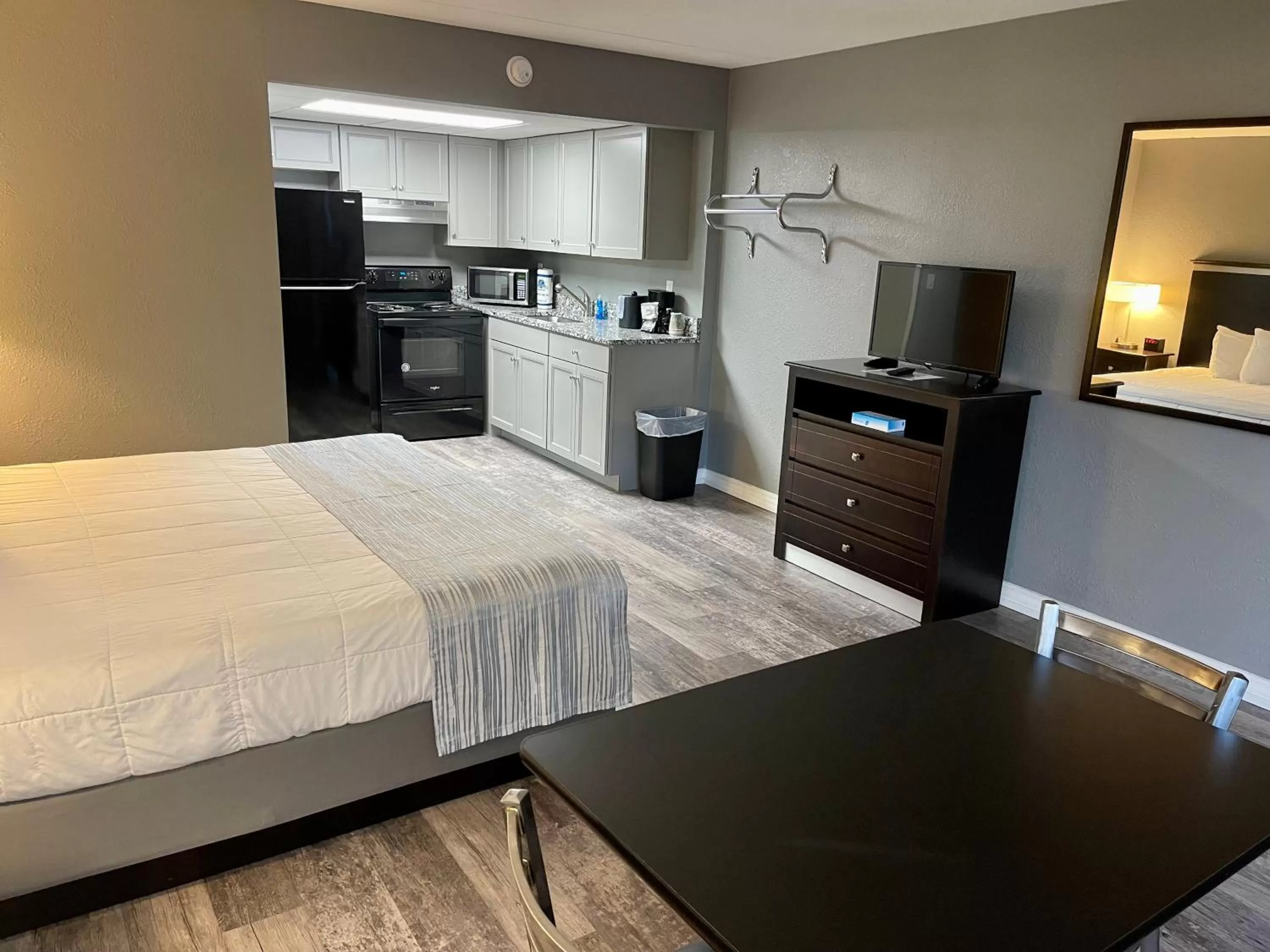 Kitchen or kitchenette, Bed in Lake Norfork Resort