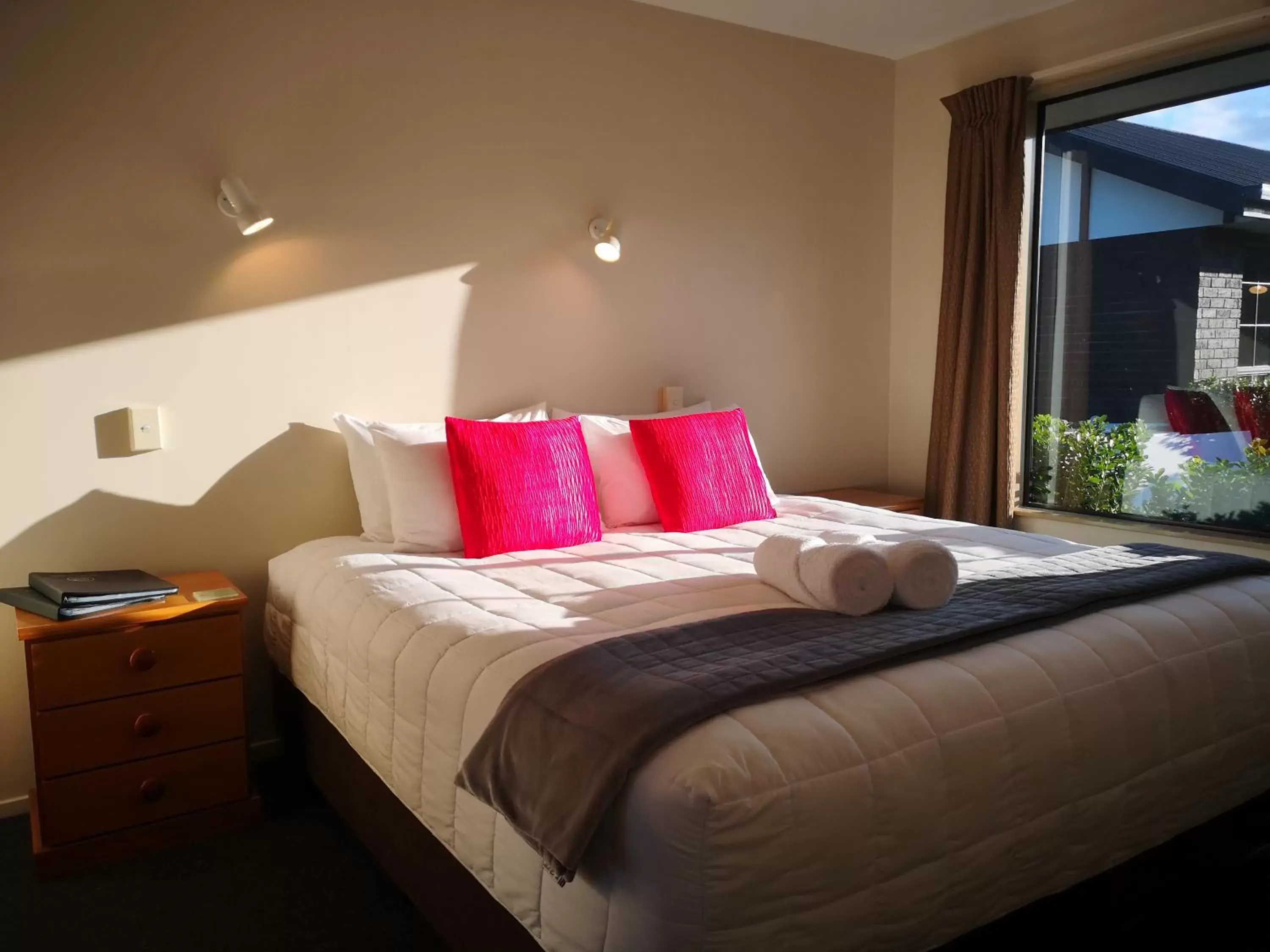 Bedroom, Bed in Aston Court Motel