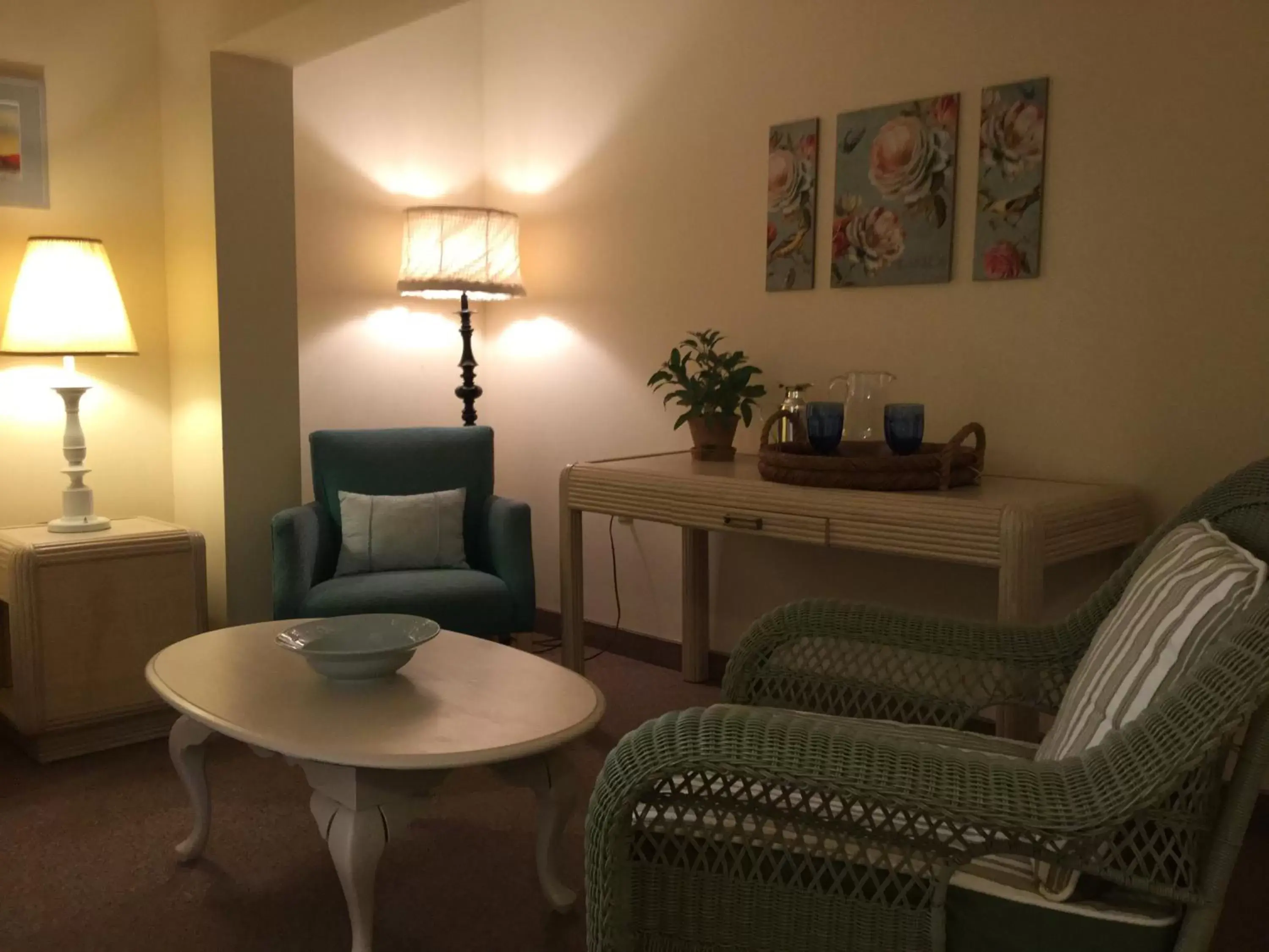 Seating area in The Beach Rose Inn Seating area in The Beach Rose Inn