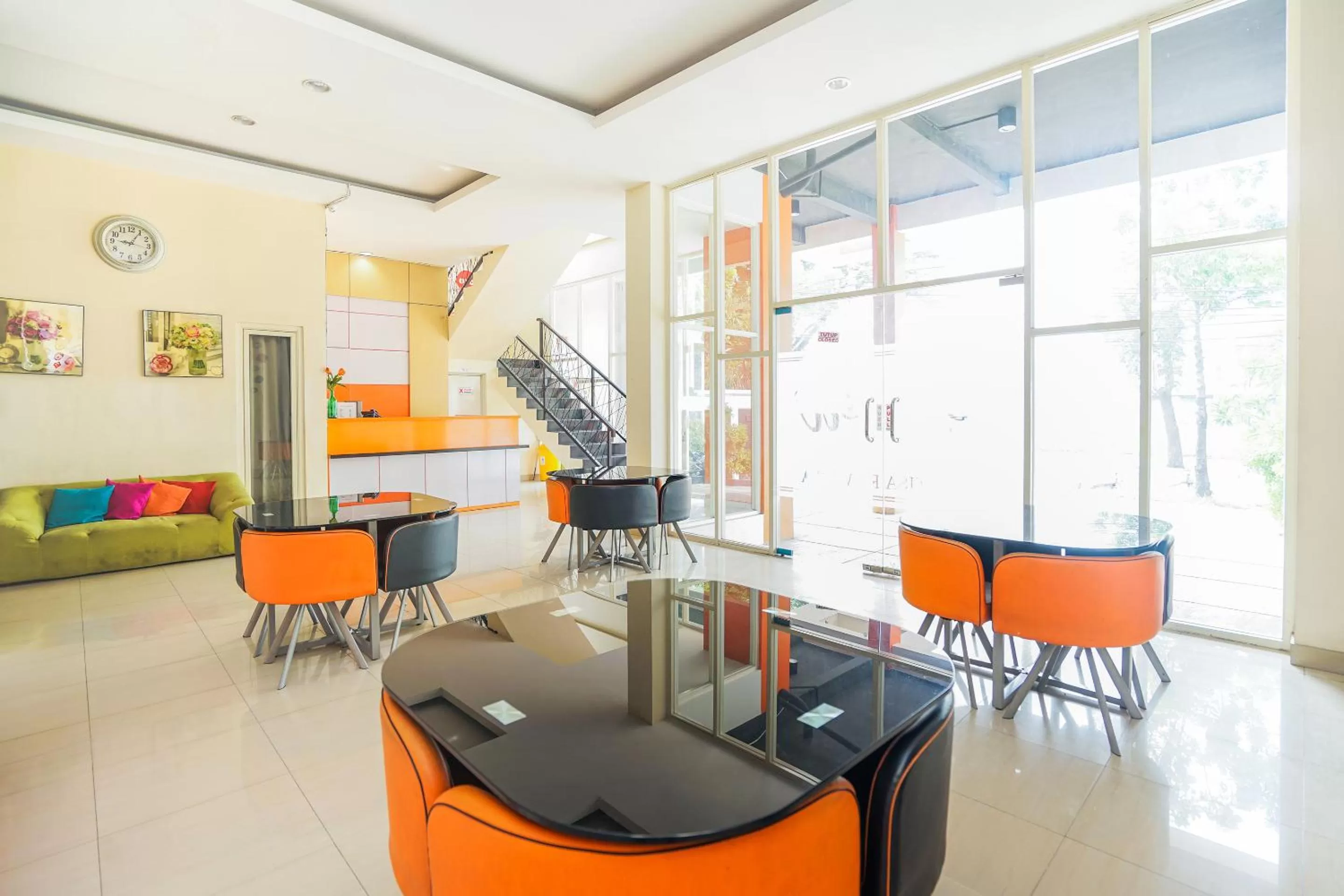 Lobby or reception in Pratisarawirya Guesthouse by ecommerceloka