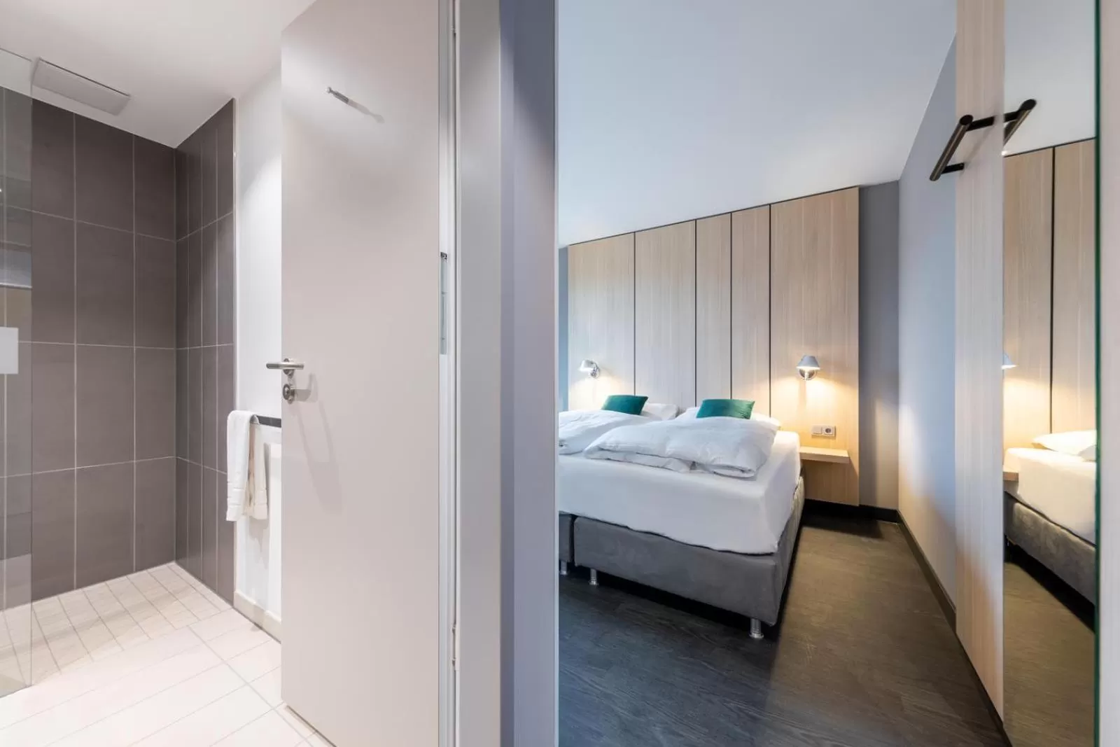 Photo of the whole room, Bed in Serways Hotel Hösel