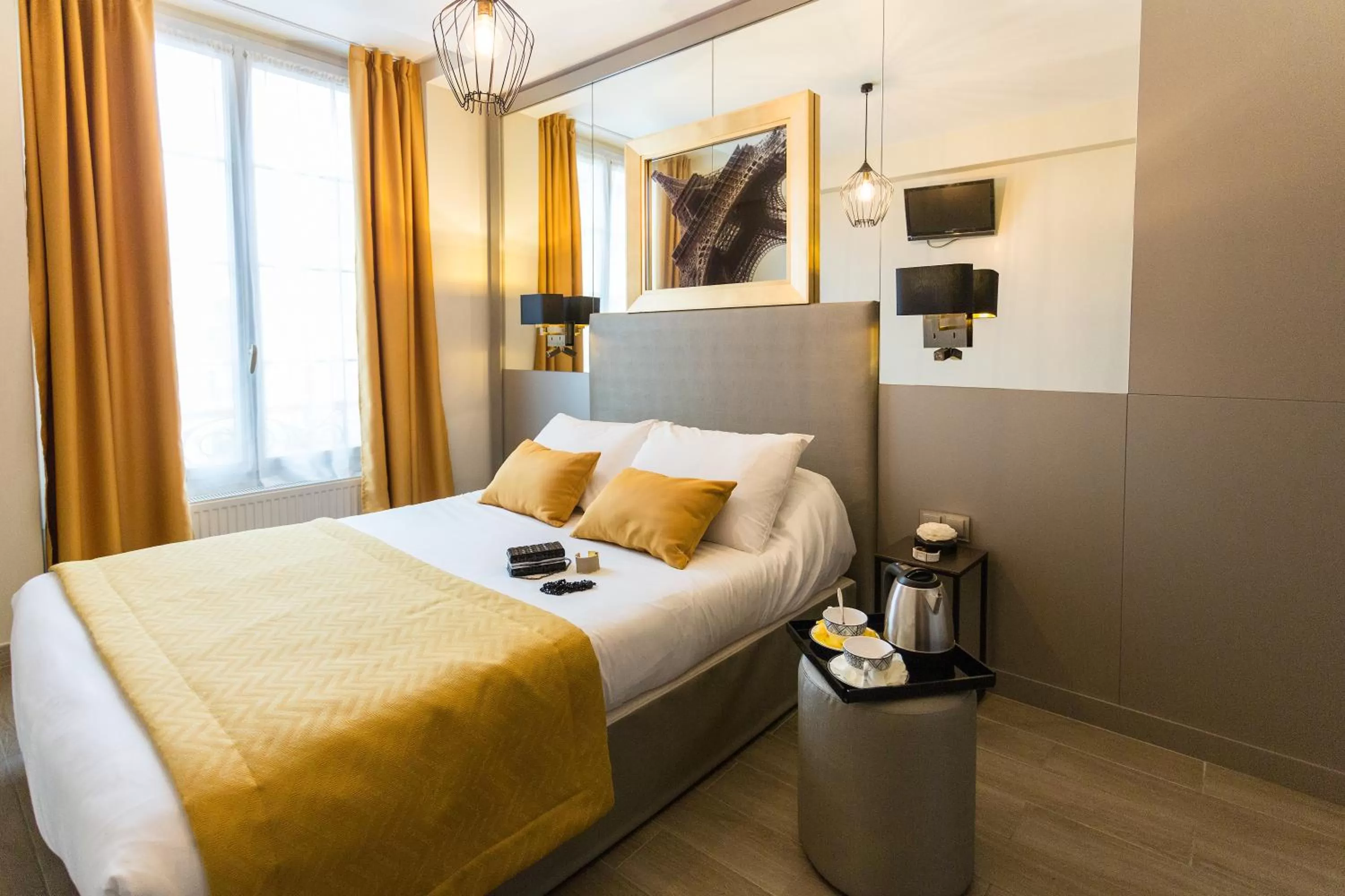 Toilet, Bed in Pratic Hotel