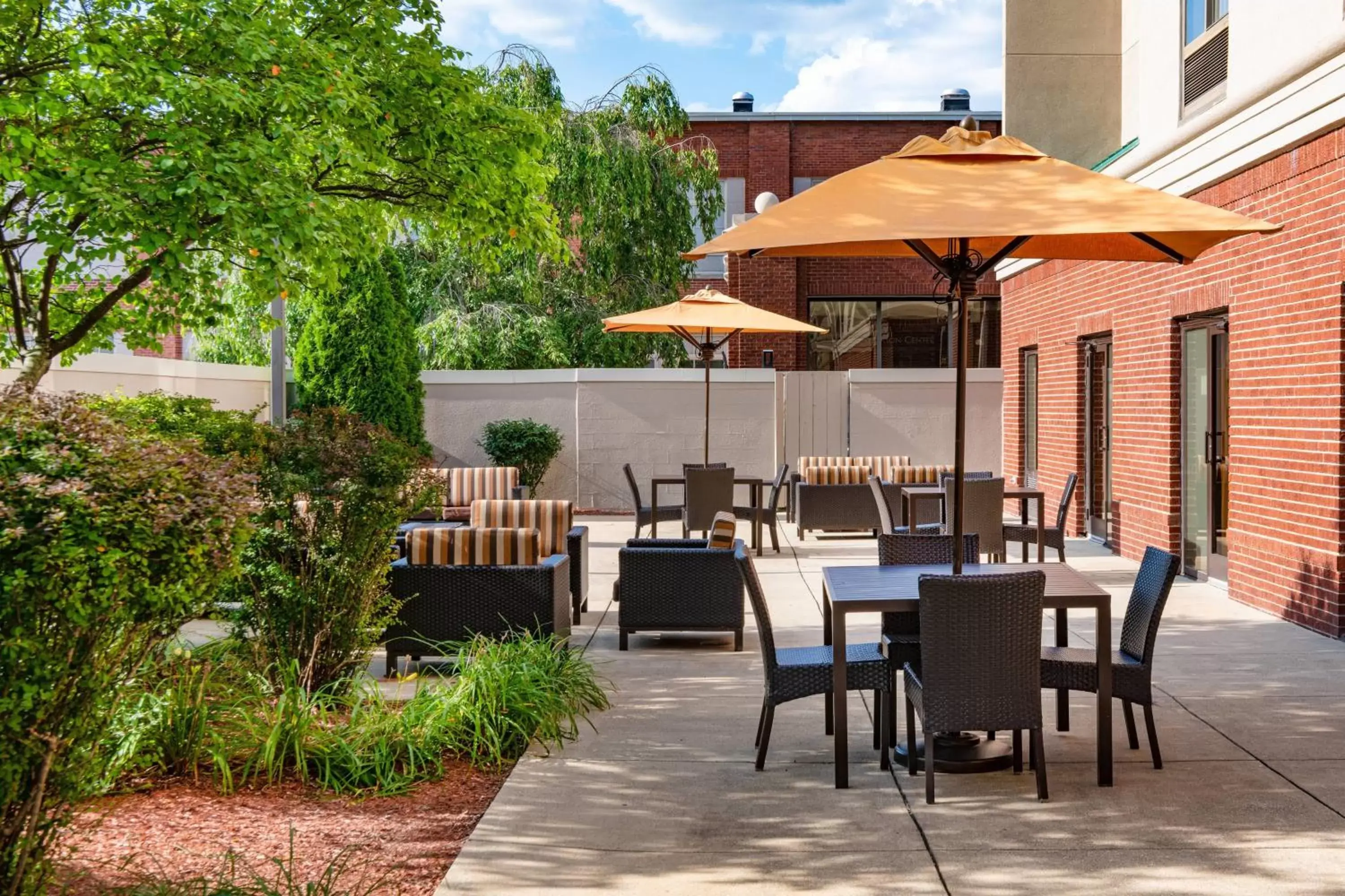 Property building, Restaurant/Places to Eat in Courtyard by Marriott Bloomington