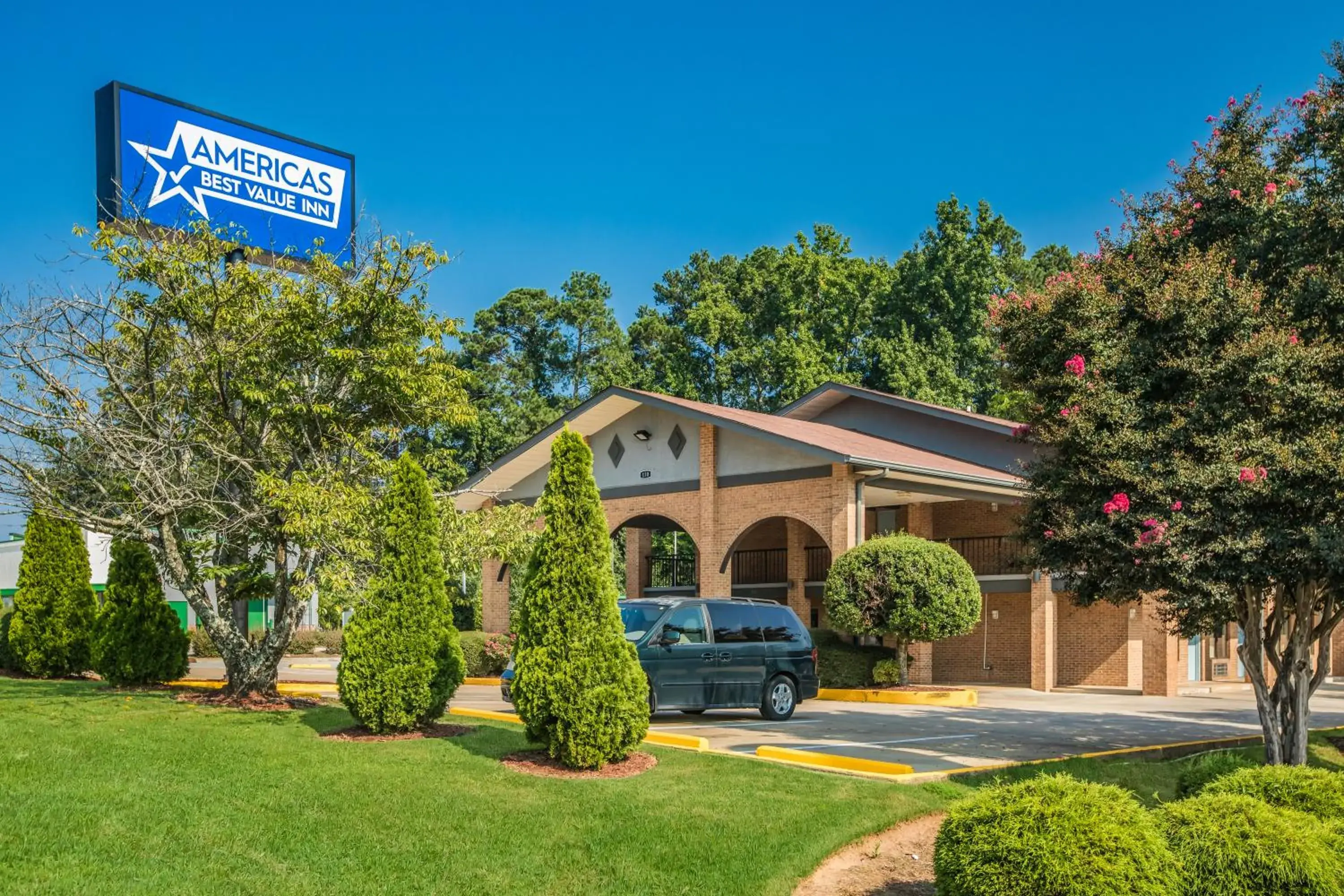Property building in Americas Best Value Inn Stockbridge Property building in Americas Best Value Inn Stockbridge