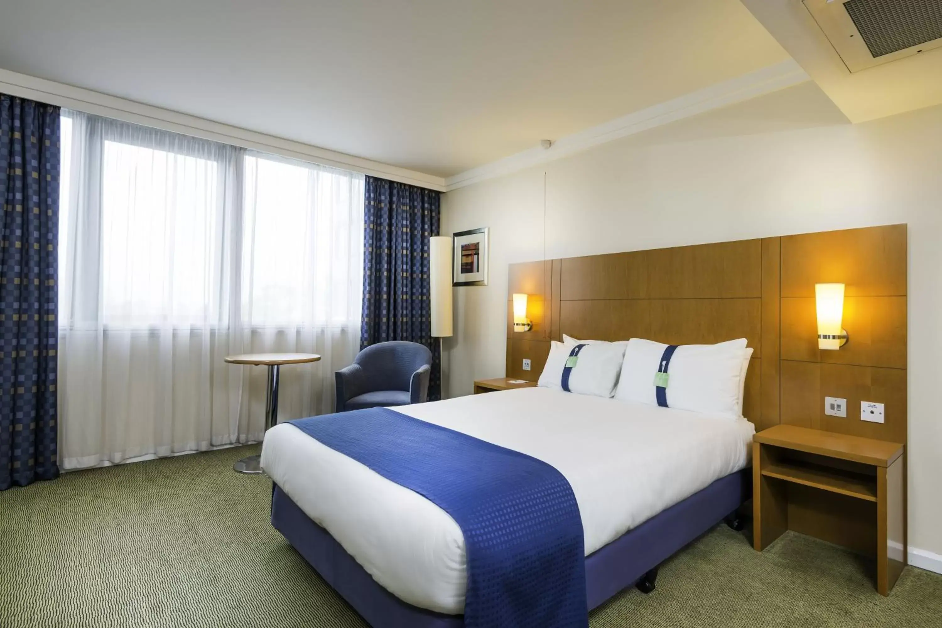 Photo of the whole room, Bed in Holiday Inn - Glasgow Airport, an IHG Hotel