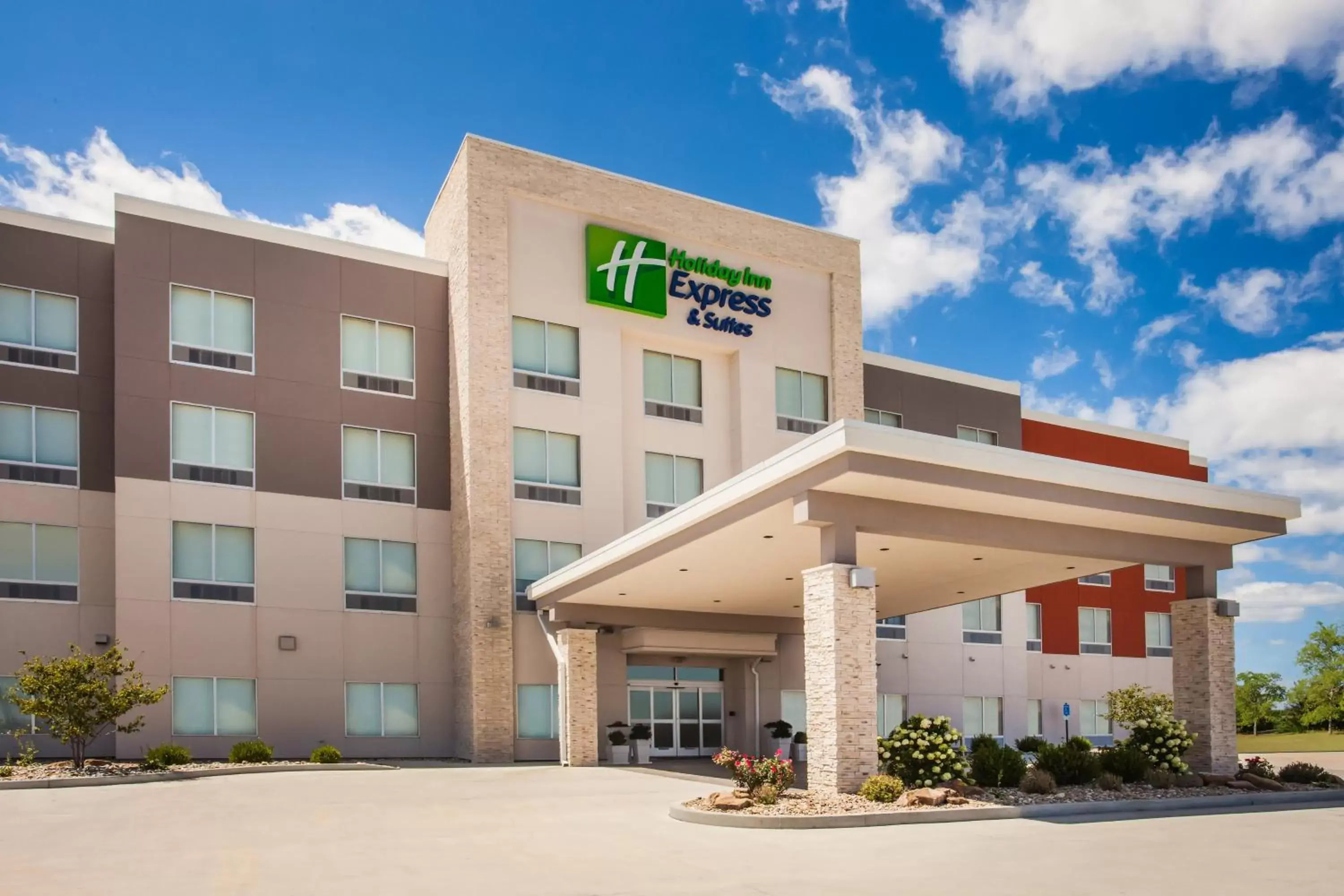 Property Building in Holiday Inn Express & Suites Litchfield, an IHG Hotel