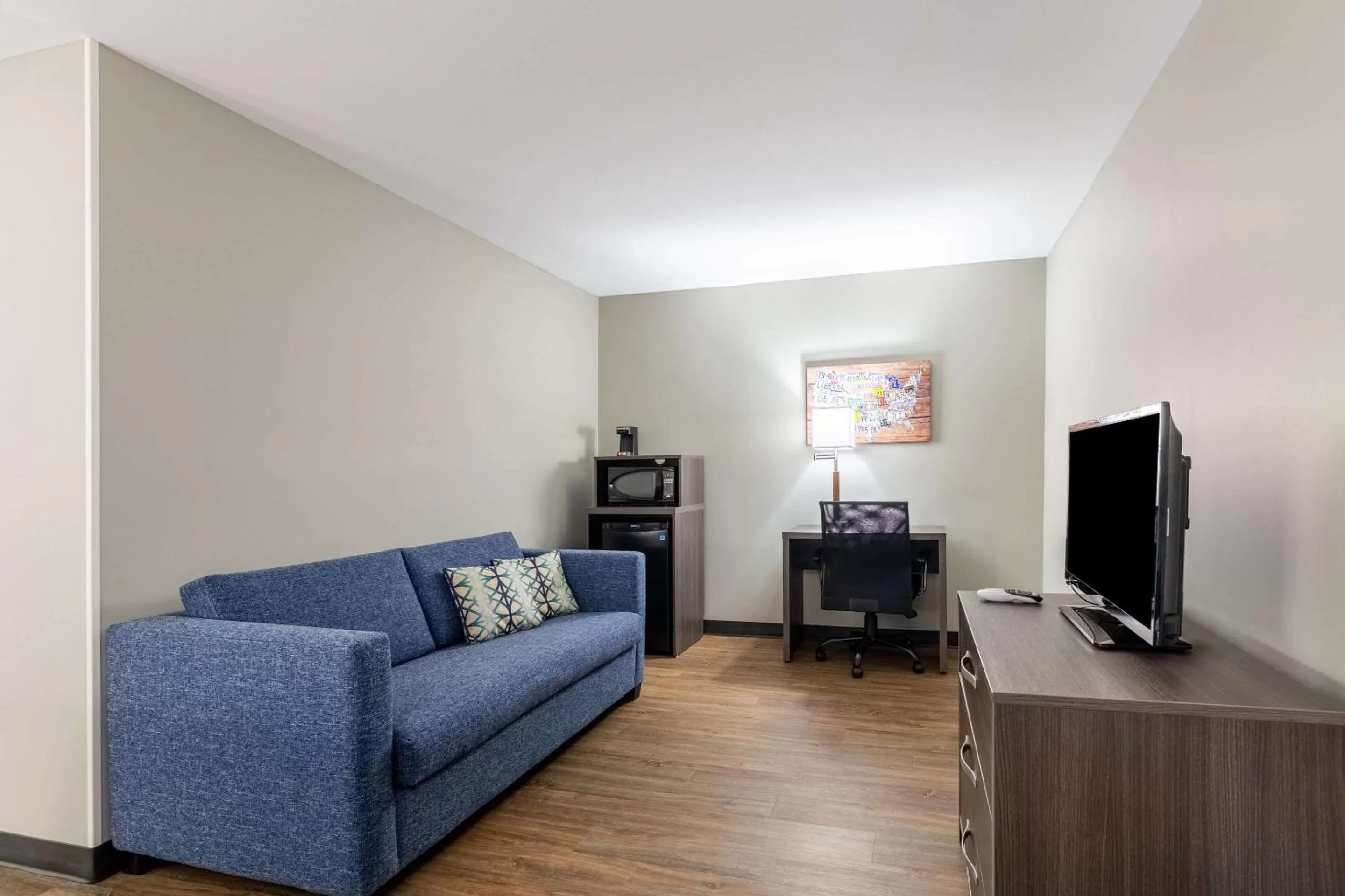 Photo of the whole room in Econo Lodge