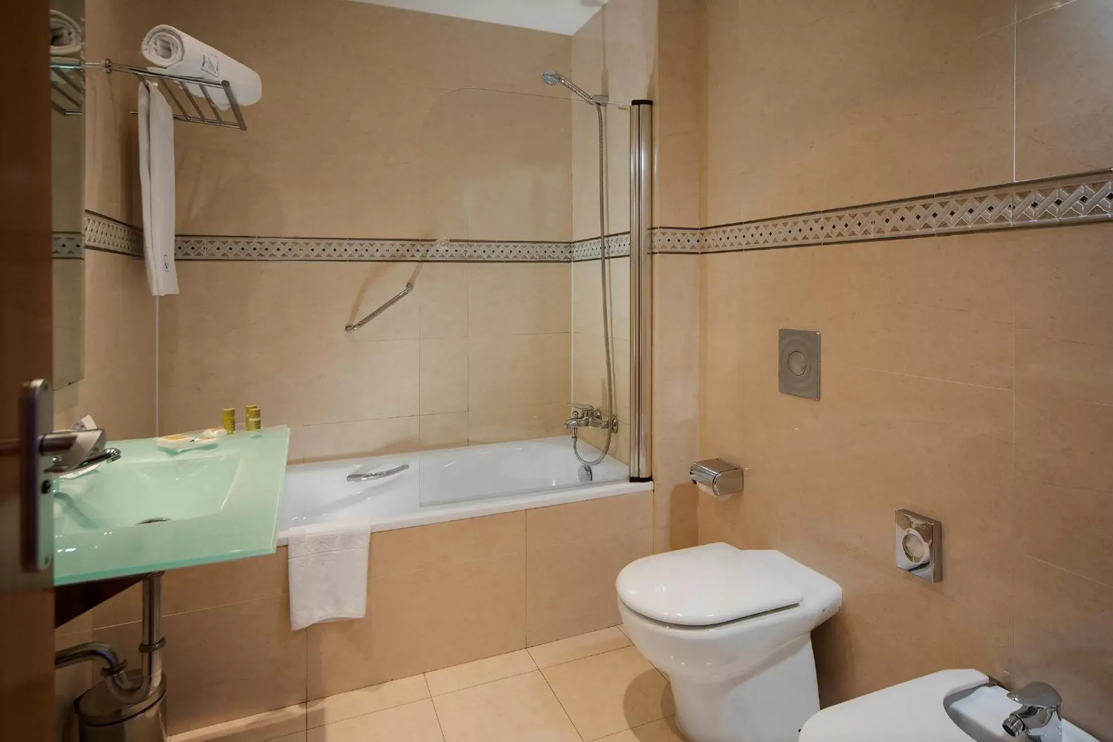 Shower, Bathroom in Eurostars Zarzuela Park Hotel