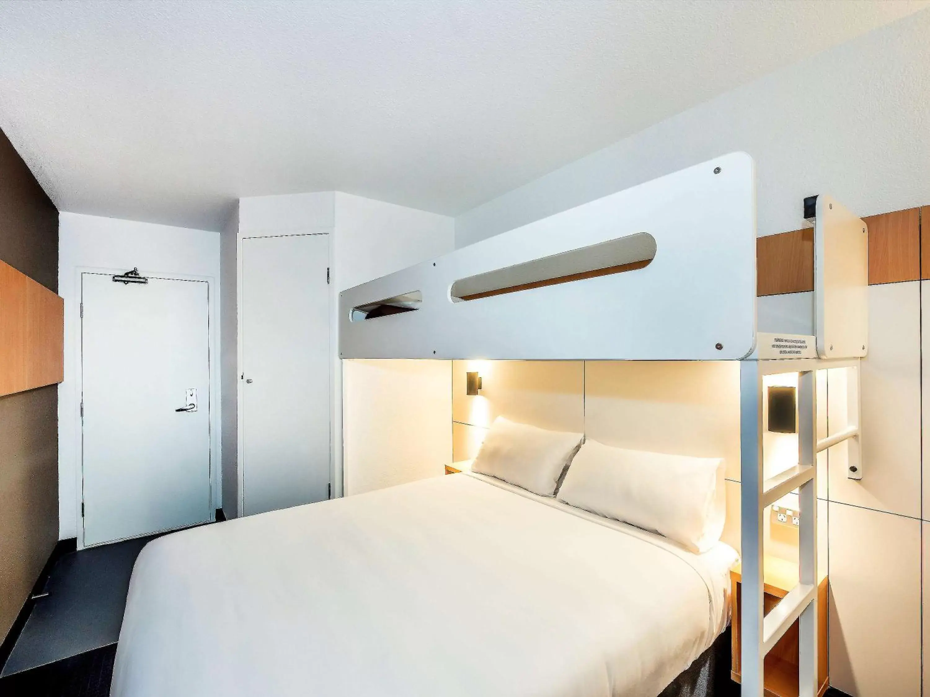 Photo of the whole room, Bunk Bed in ibis Budget - Enfield