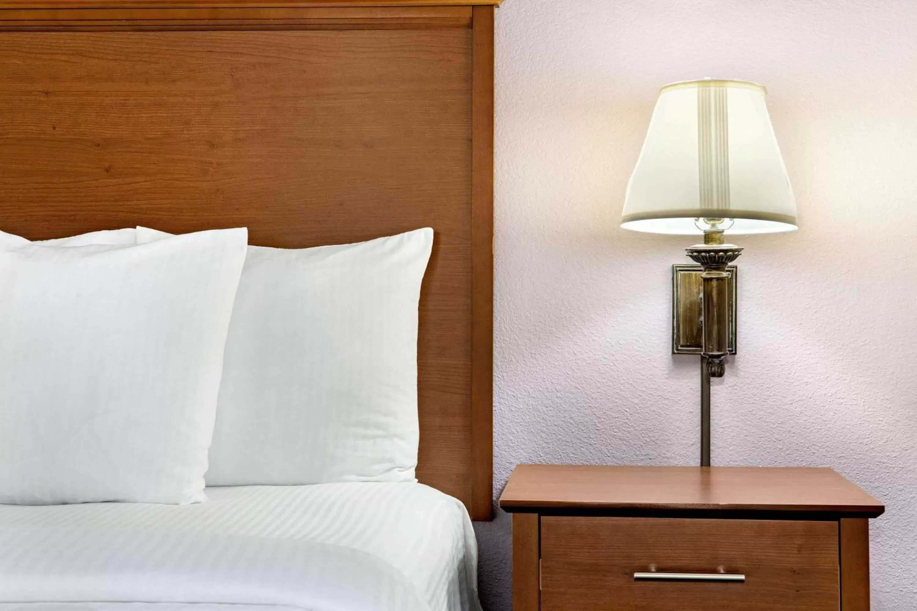 Photo of the whole room, Bed in La Quinta by Wyndham Springfield Airport Plaza