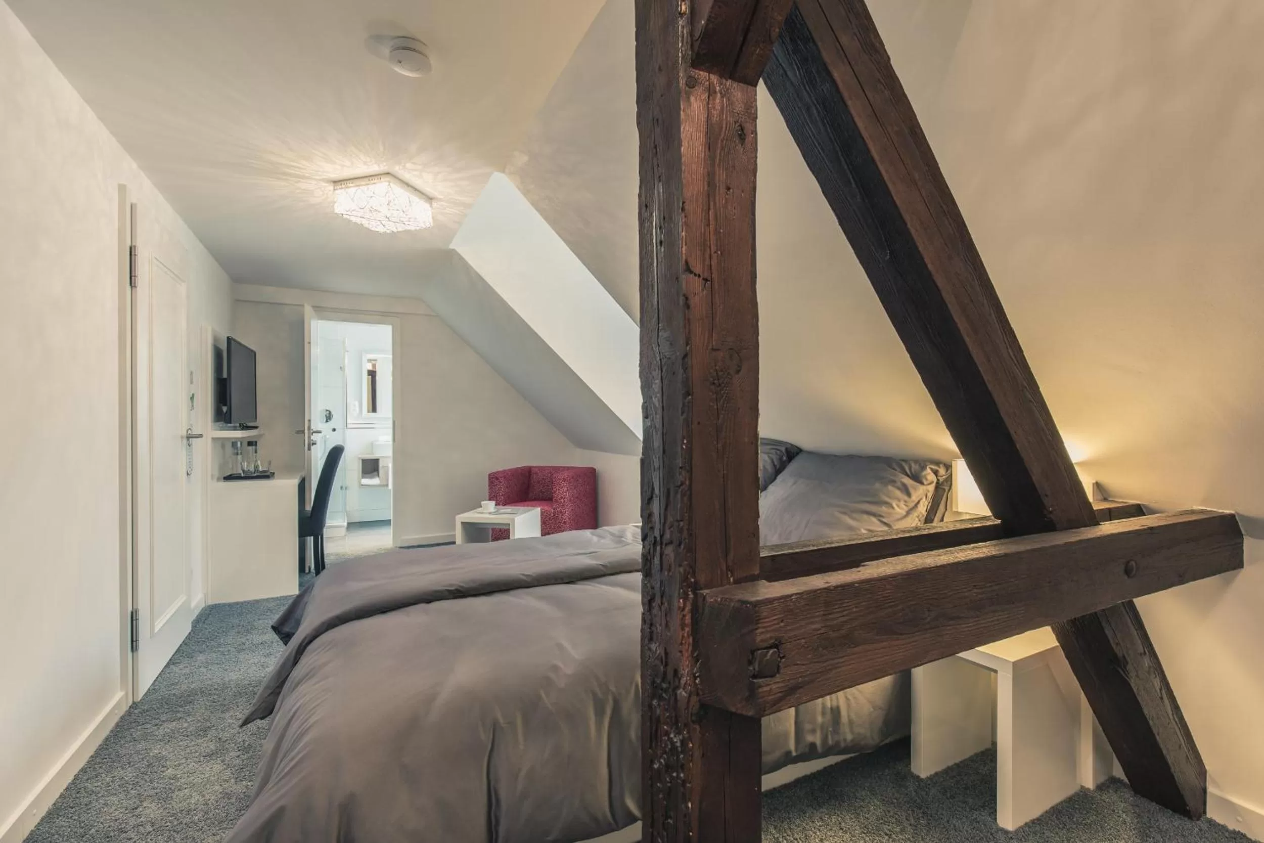 Photo of the whole room, Bed in Bahnlounge 1907