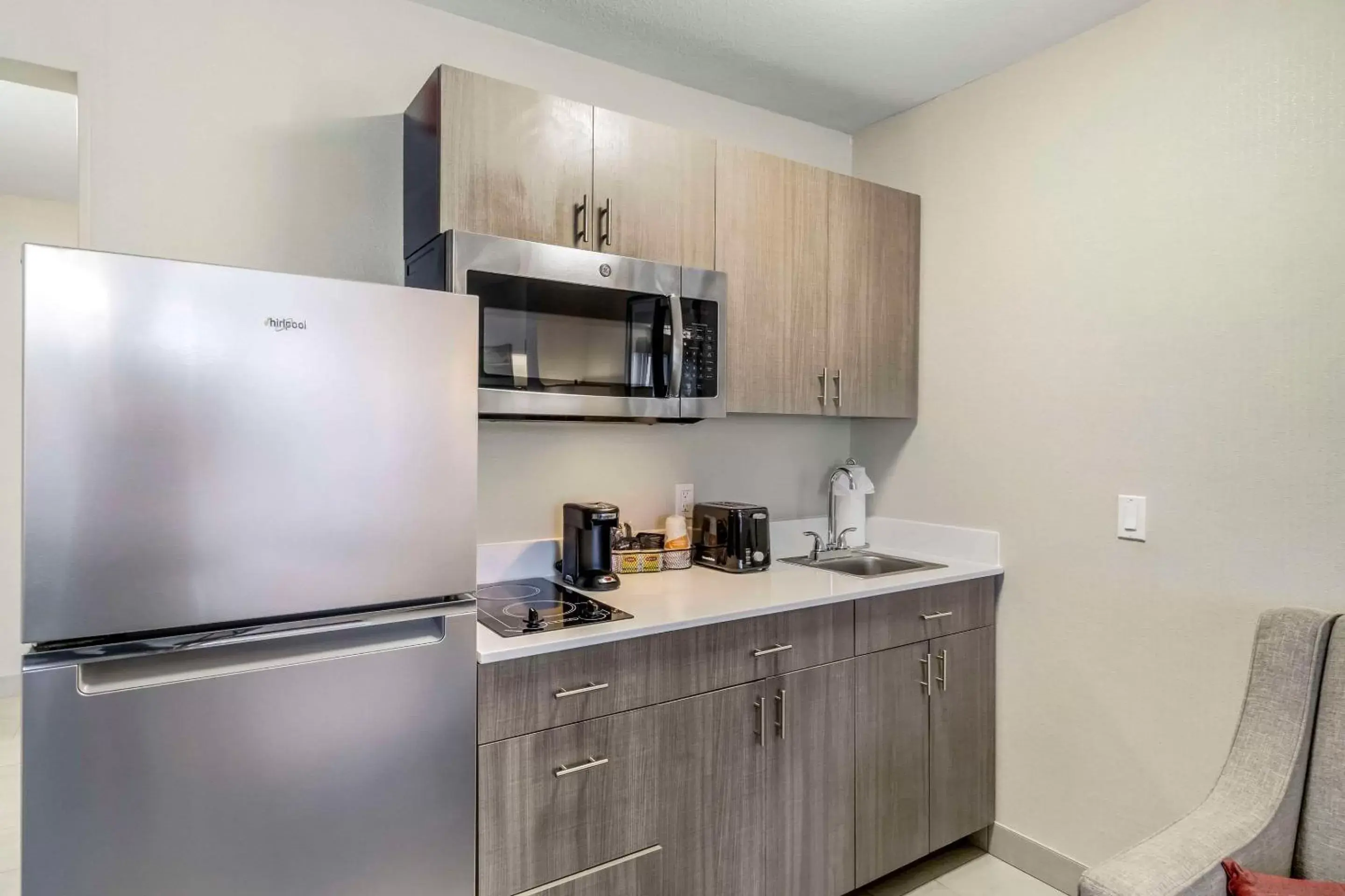 Bedroom, Kitchen/Kitchenette in Comfort Inn & Suites Pacific – Auburn