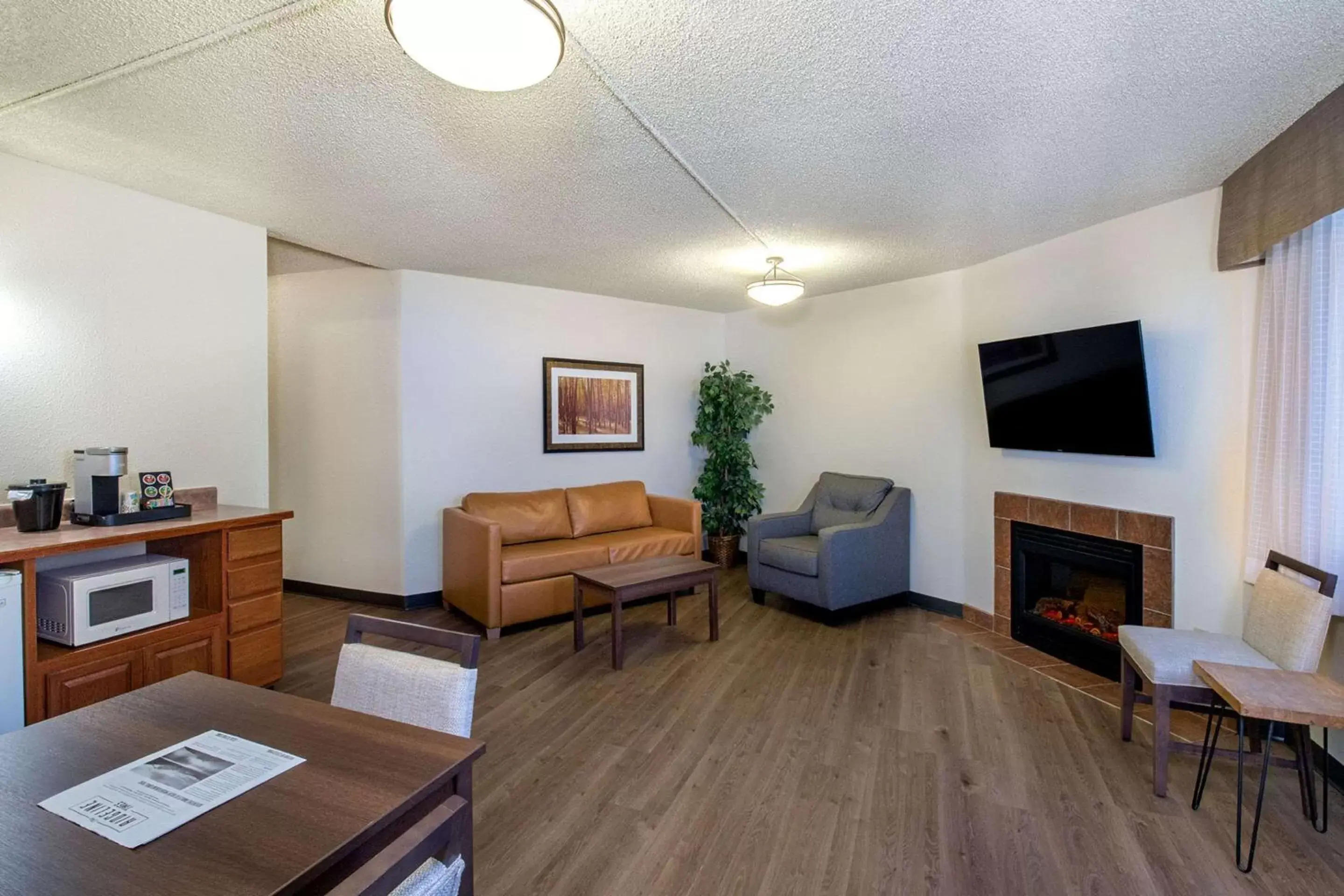 Bedroom, Seating Area in The Ridgeline Hotel, Estes Park, Ascend Hotel Collection