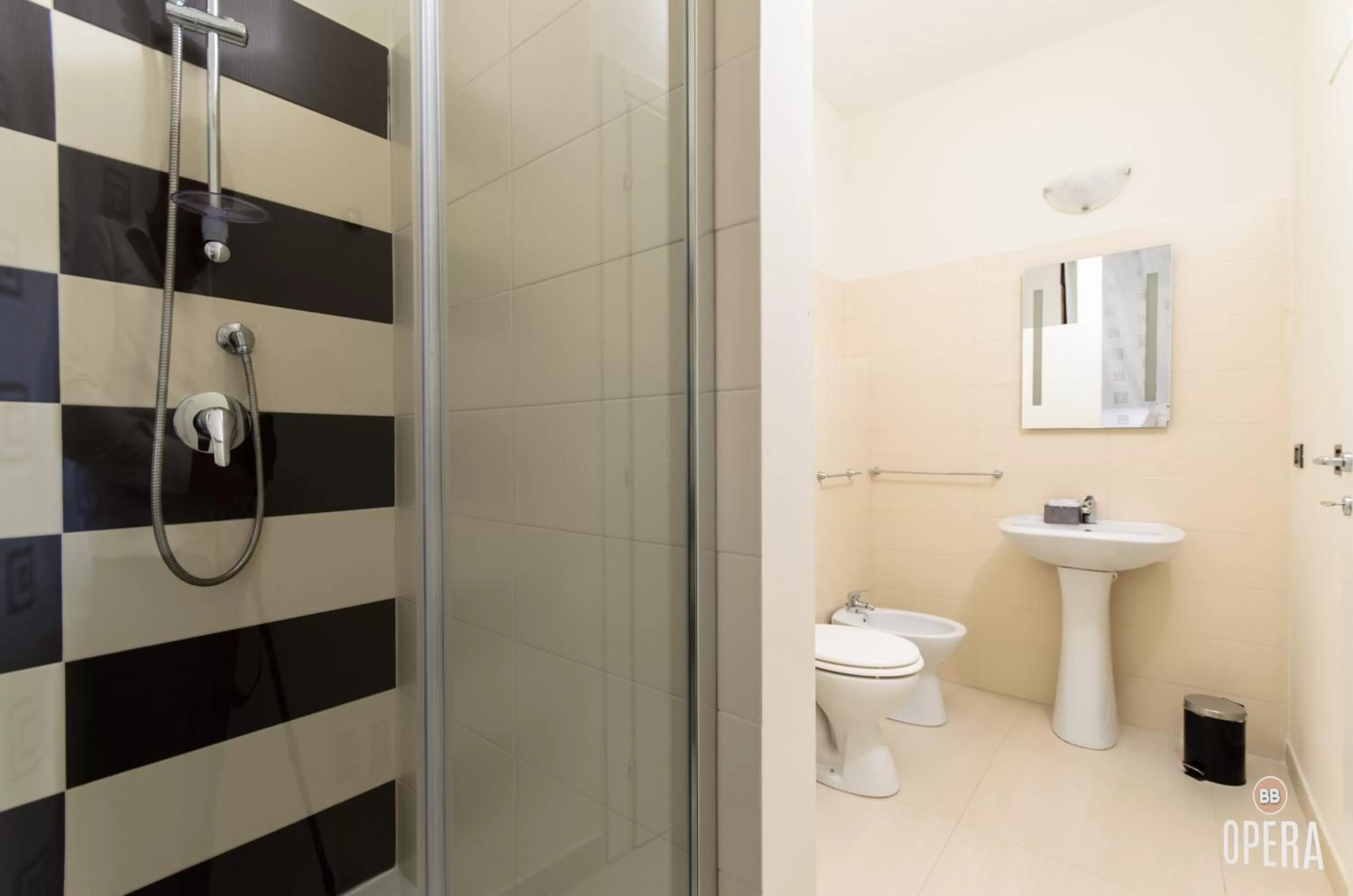 Shower, Bathroom in Opera B&B