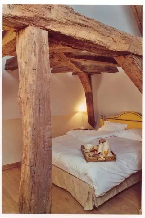 Bed in Hostellerie de la Tour d'Auxois