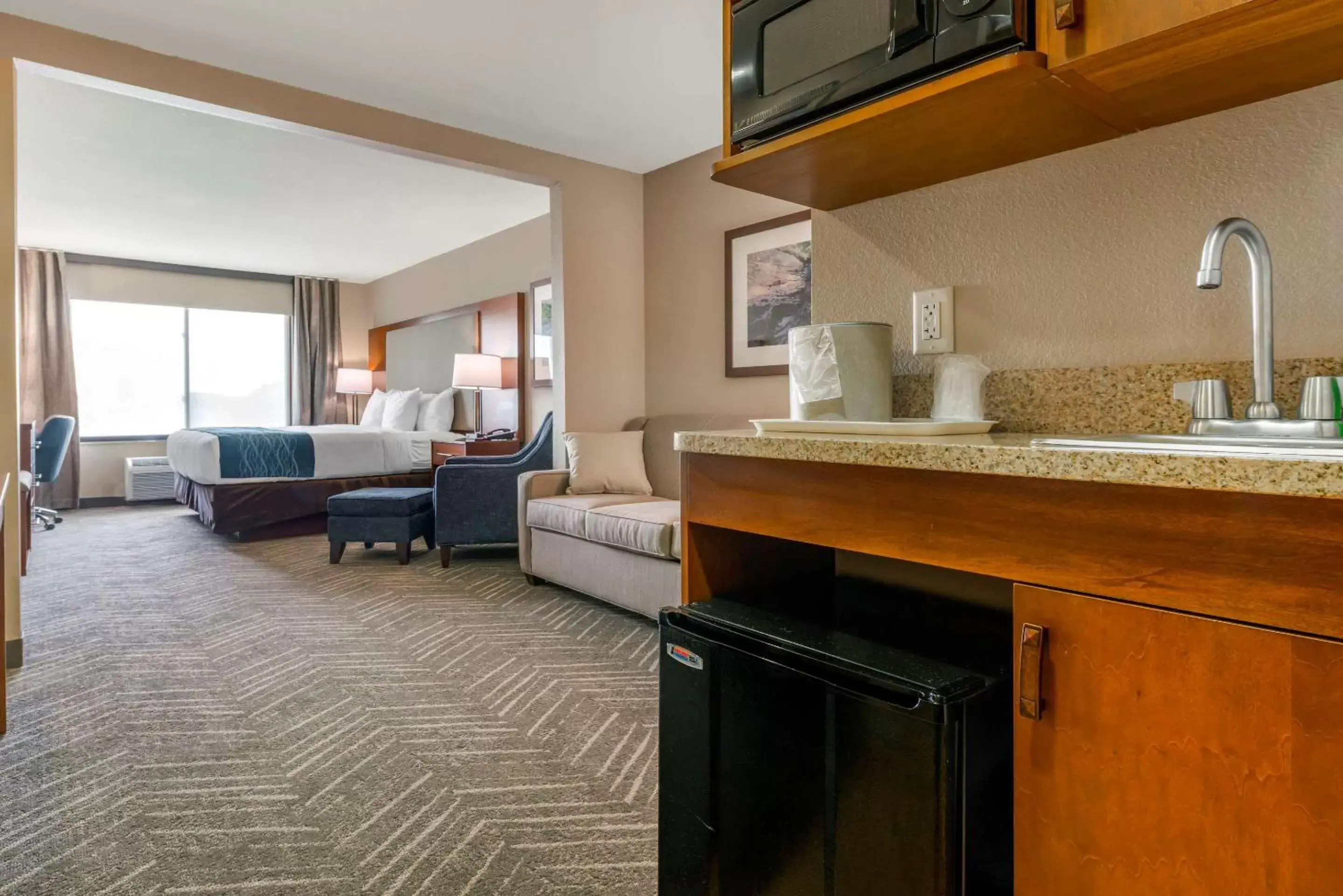 Photo of the whole room, Kitchen/Kitchenette in Comfort Inn & Suites Mountain Iron and Virginia