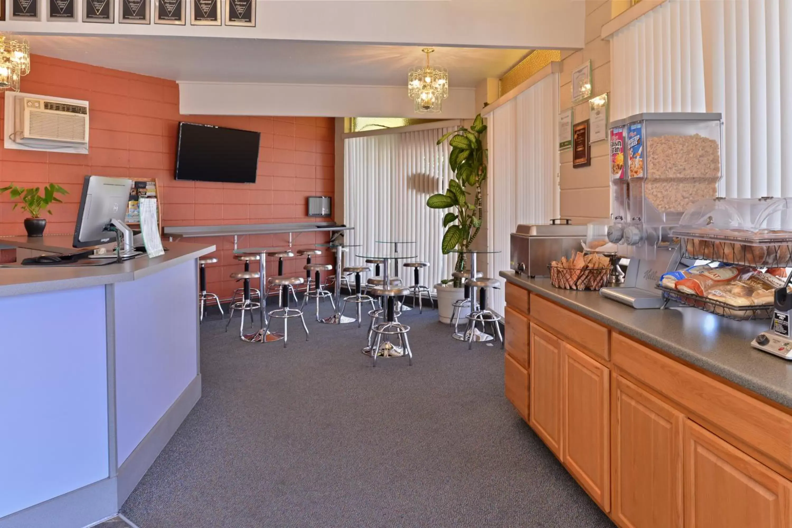 Lounge or bar, Kitchen/Kitchenette in Maverick Motel