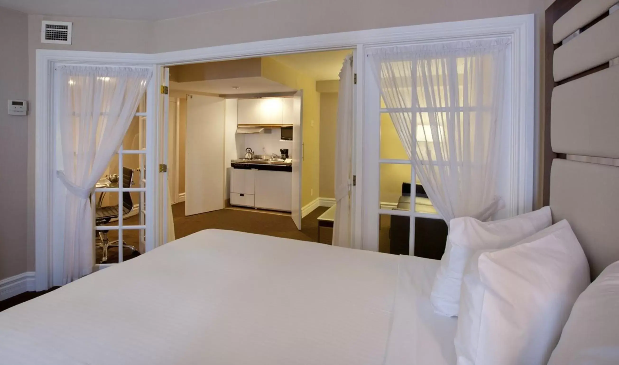 Bedroom, Bed in Hôtel Le Cantlie Suites