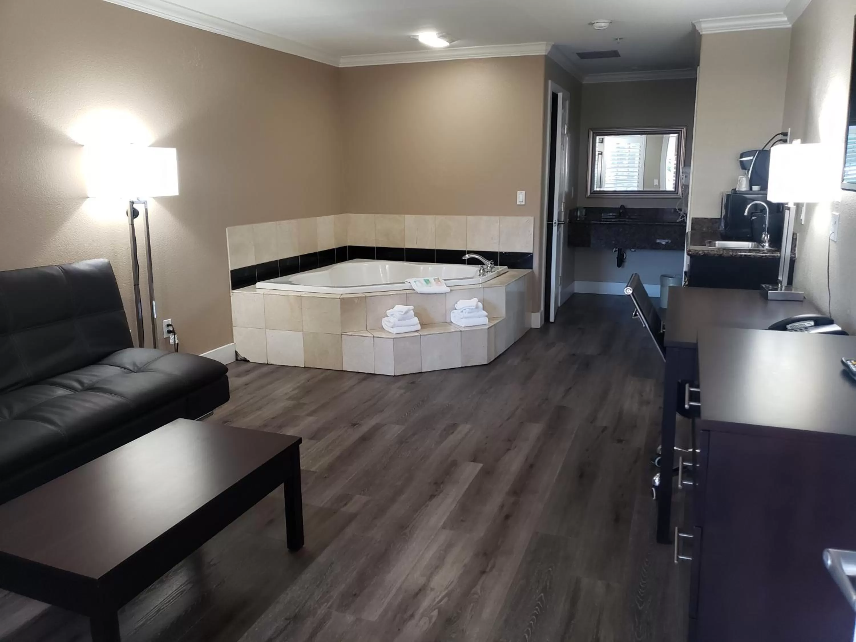 Living room, Bed in Fairview Inn & Suites