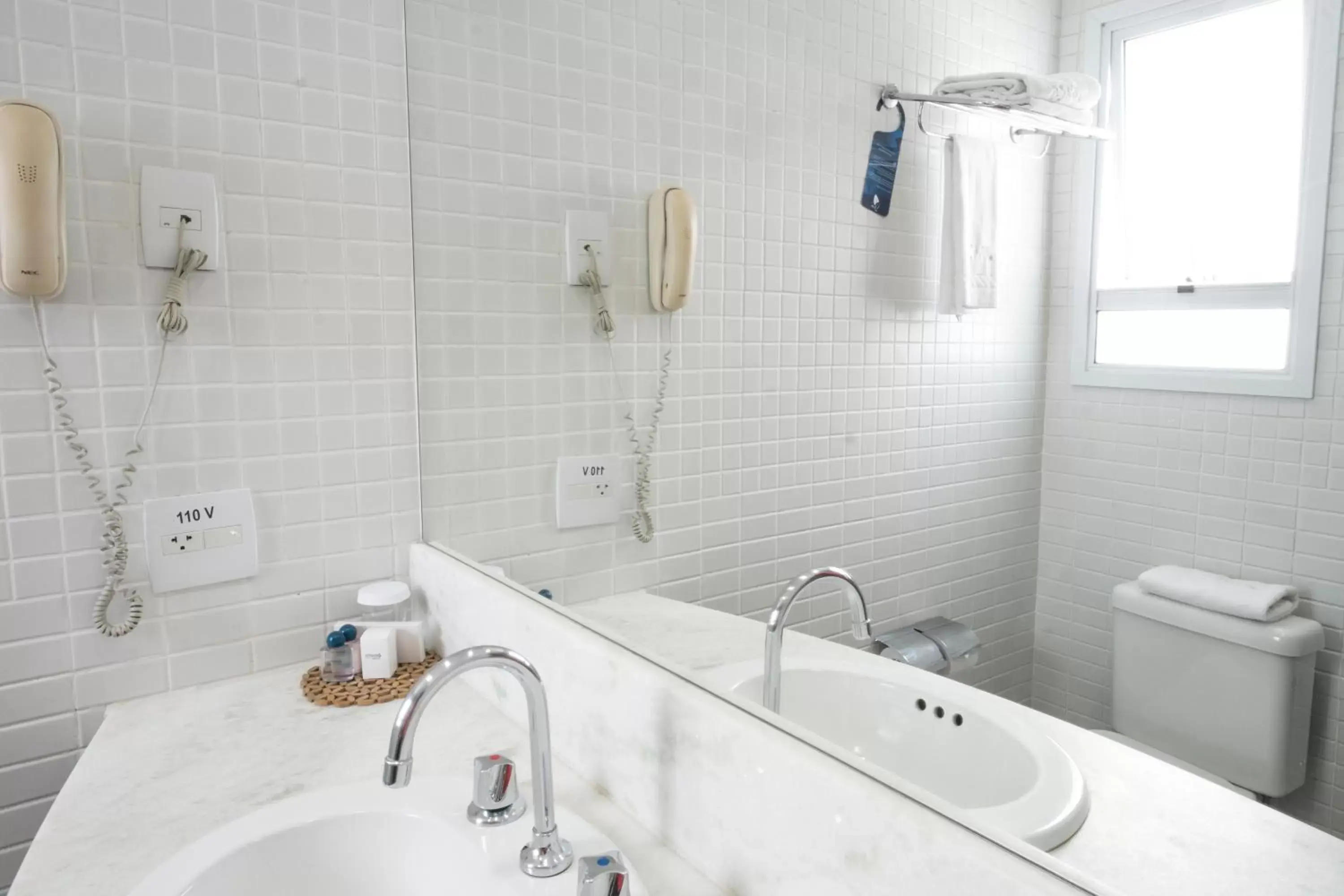 Bathroom in Golden Tulip Macaé Bathroom in Golden Tulip Macaé
