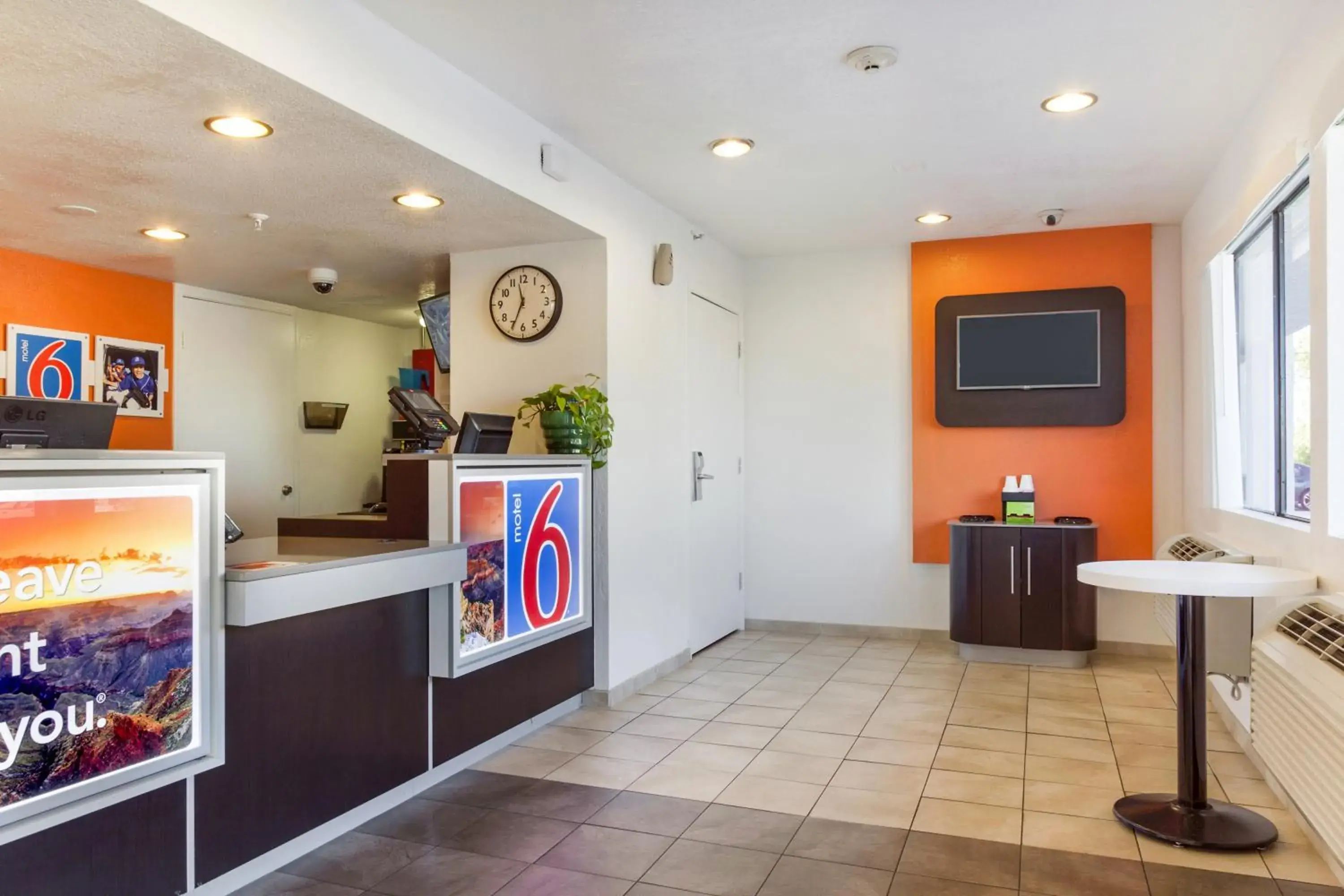 Lobby or reception in Motel 6-Phoenix, AZ - West Lobby or reception in Motel 6-Phoenix, AZ - West