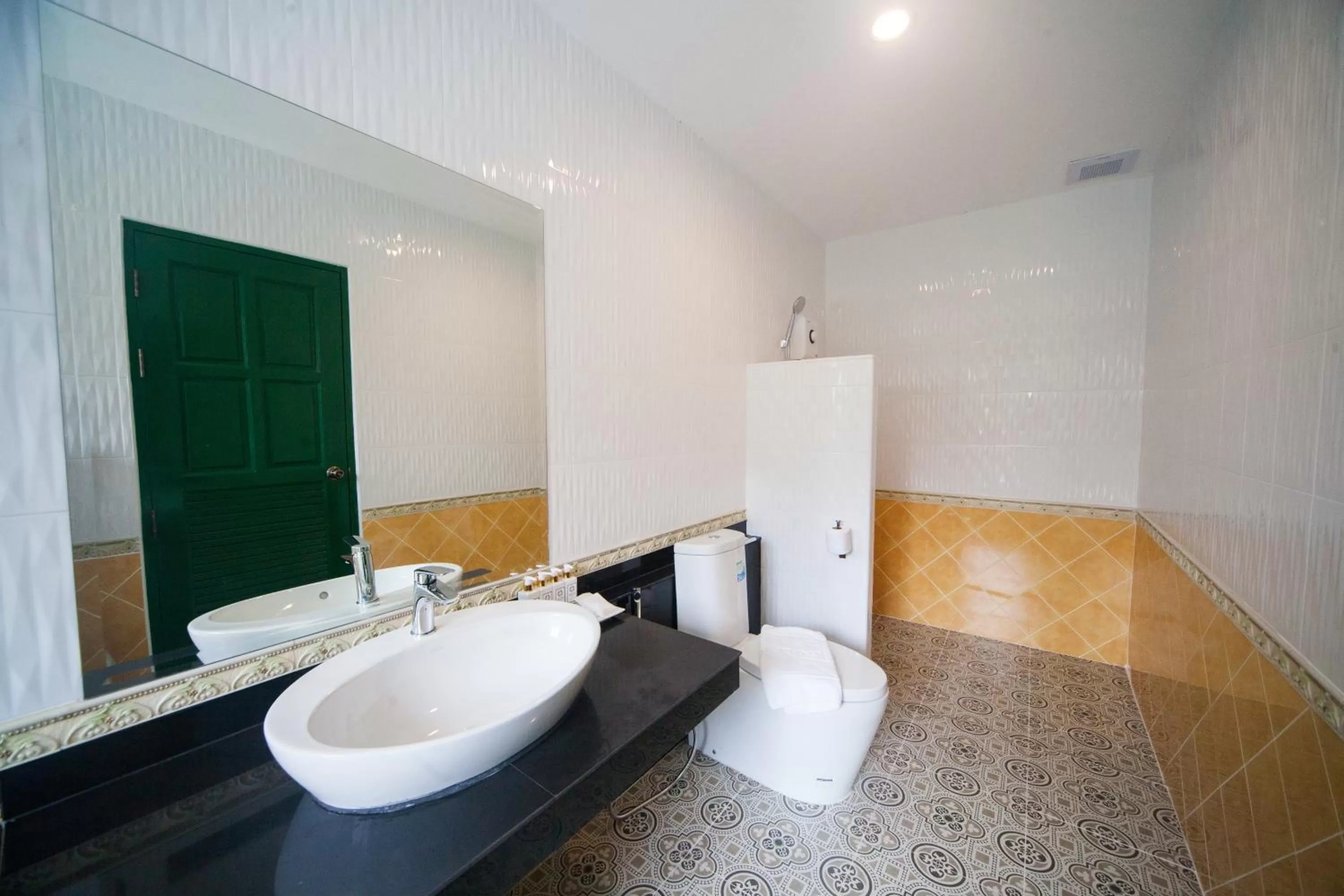 Bathroom in Anchan Laguna Hotel โรงแรมอัญชันลากูน่า