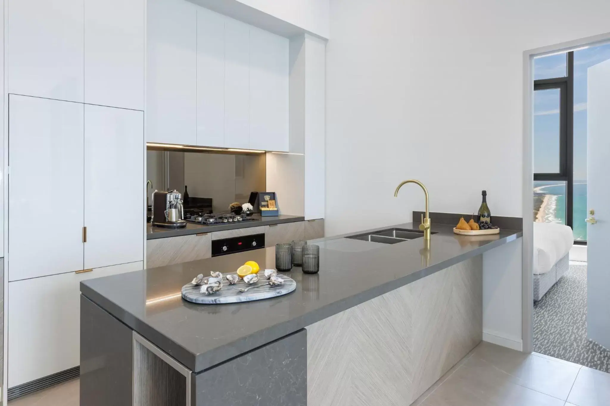 Bed, Kitchen/Kitchenette in Meriton Suites Surfers Paradise