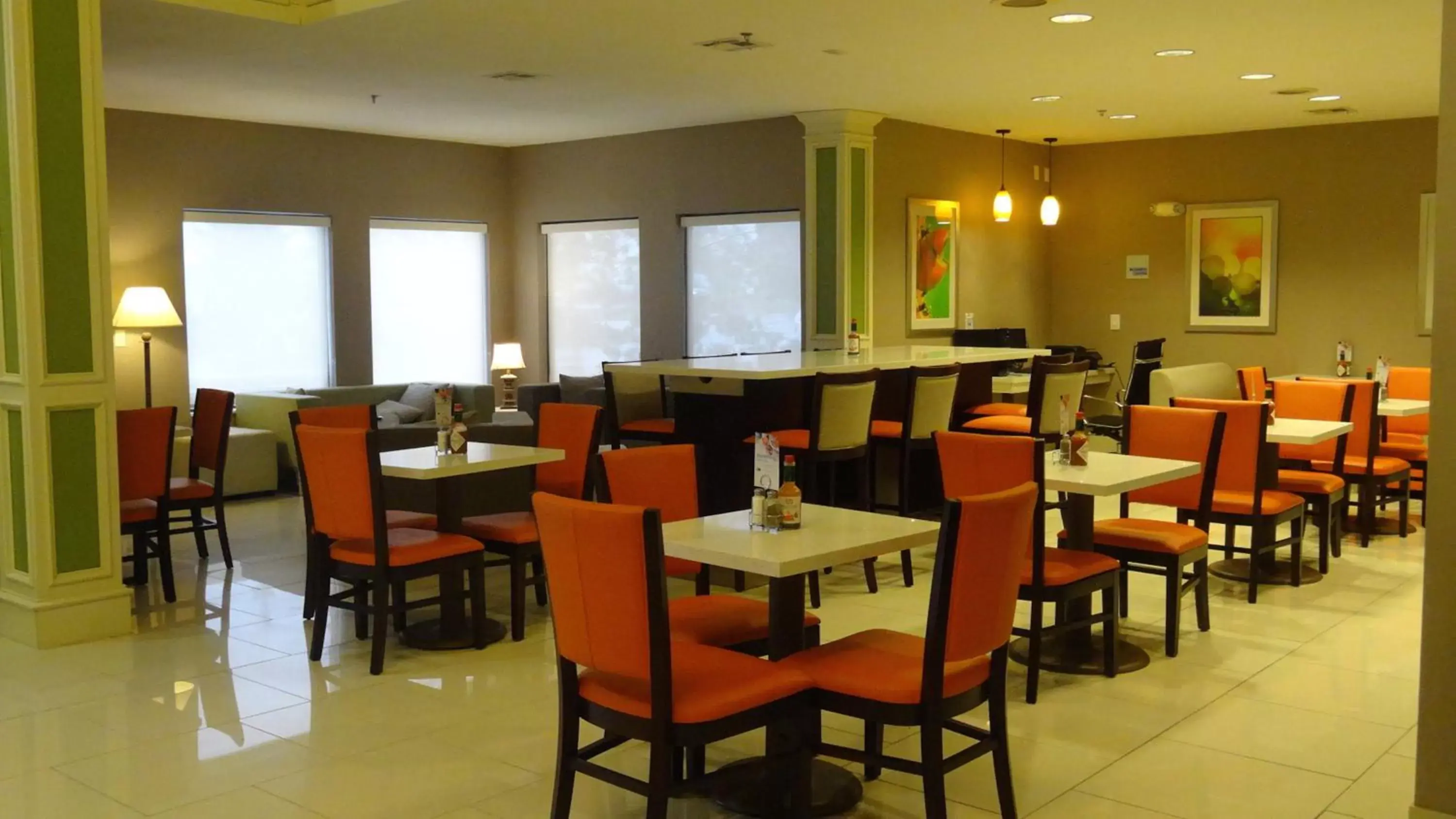 Breakfast, Restaurant/Places to Eat in Holiday Inn Express Hotel Kansas City - Bonner Springs, an IHG Hotel
