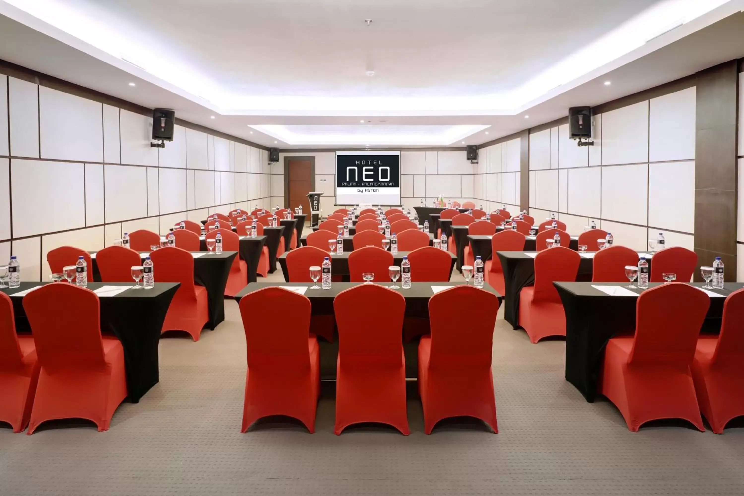 Meeting/conference room in Hotel Neo Palma Palangkaraya by ASTON